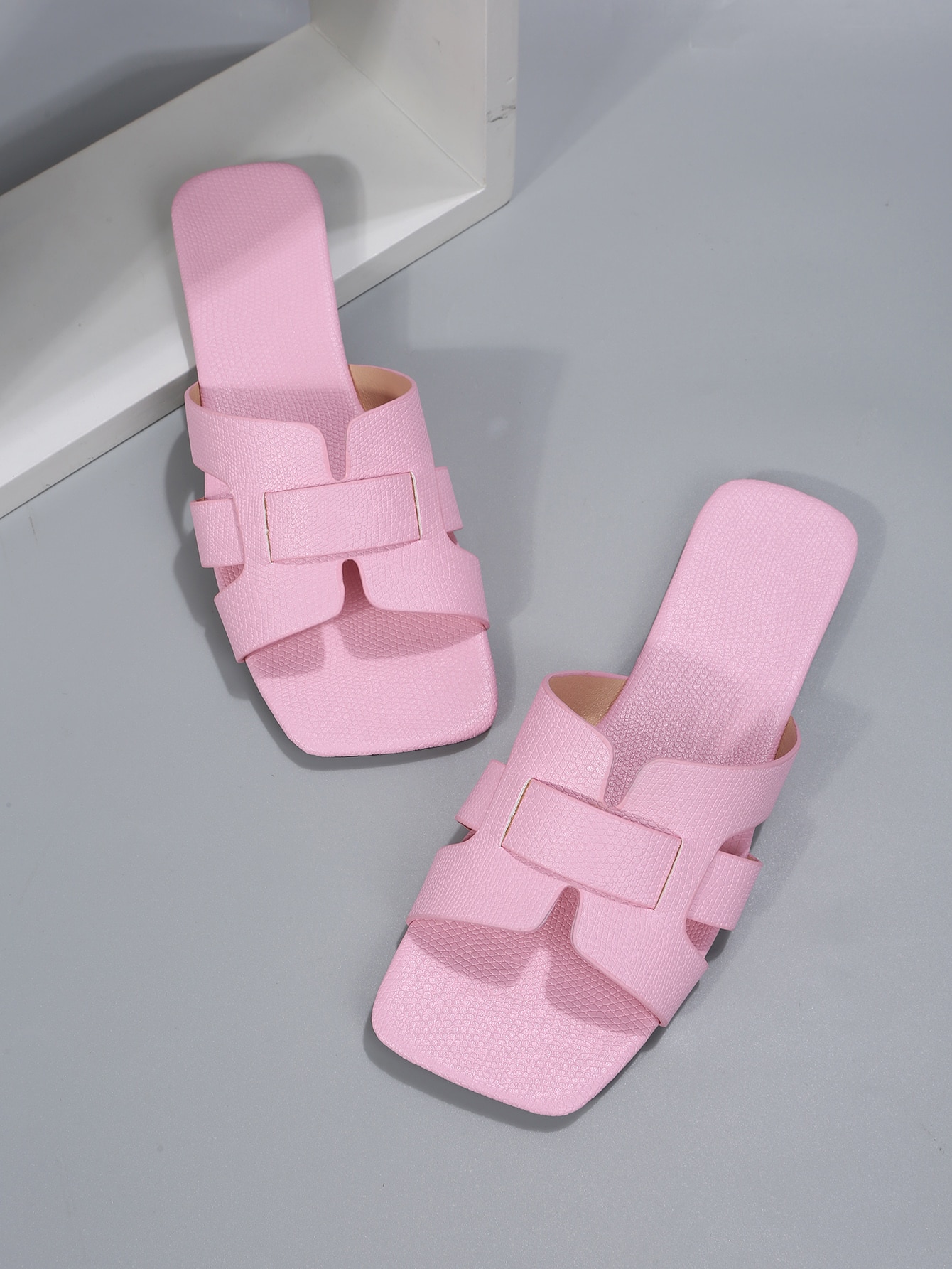 In Baby Pink Women Flat Sandals