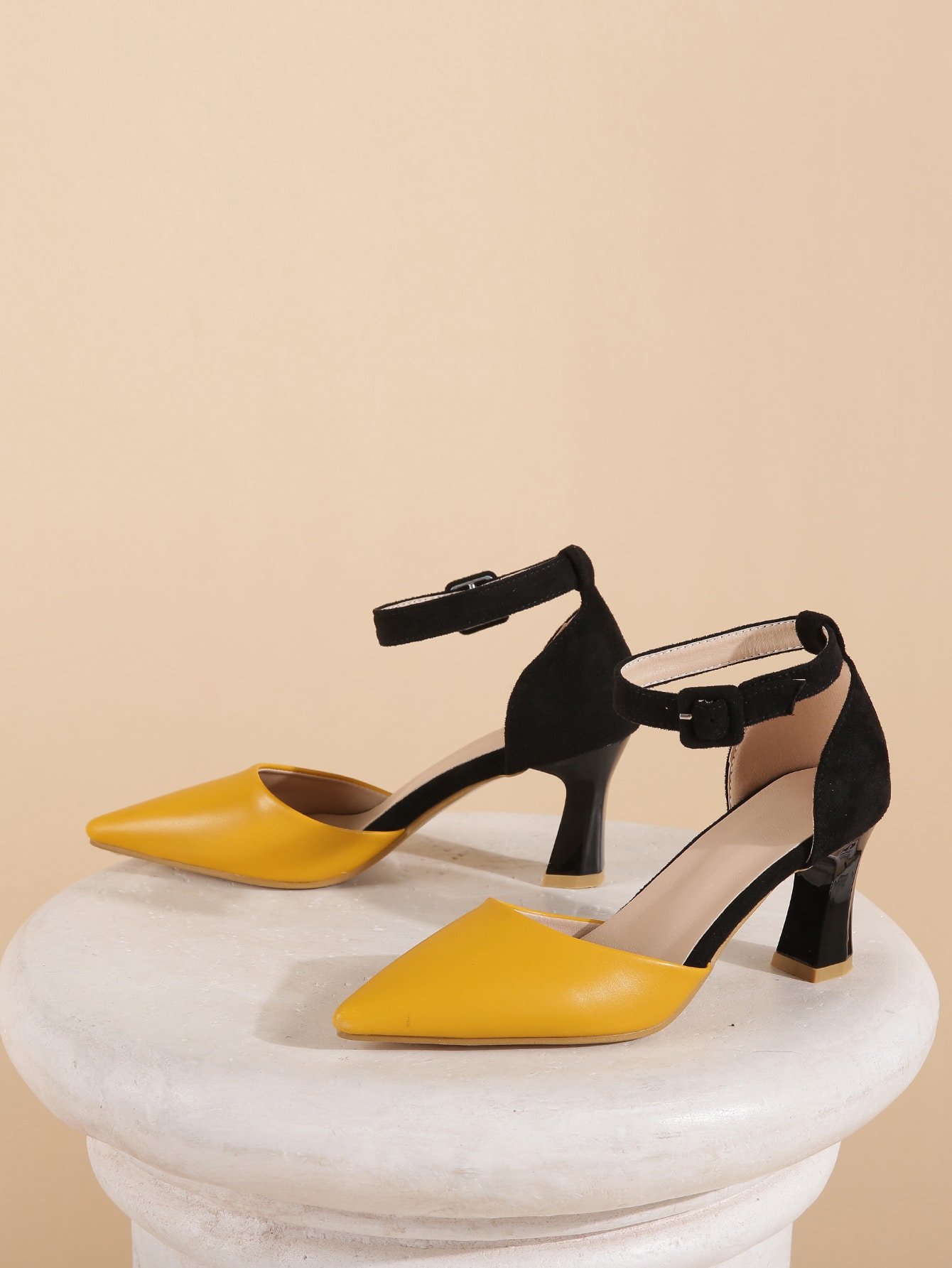 In Yellow Women Pumps