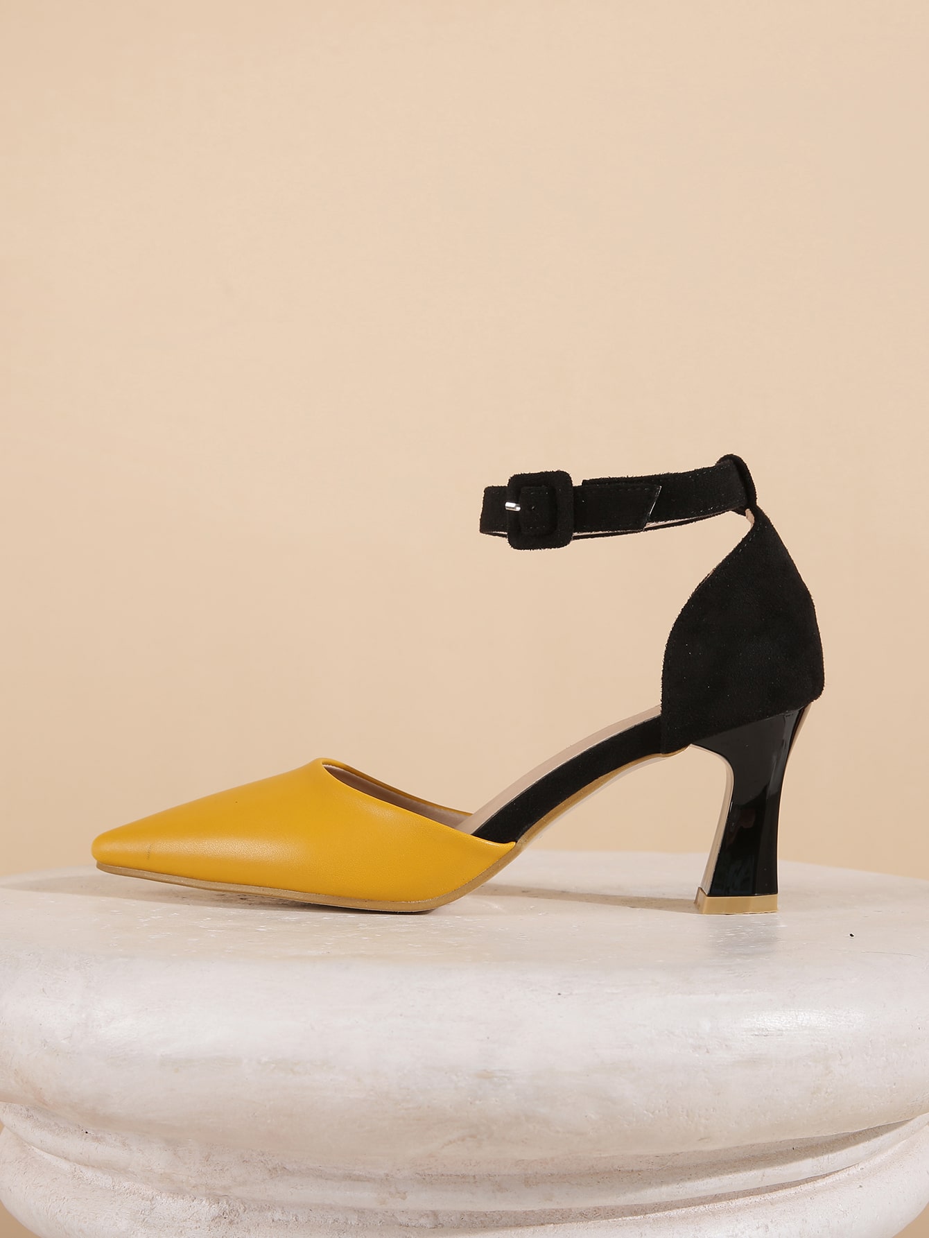 In Yellow Women Pumps