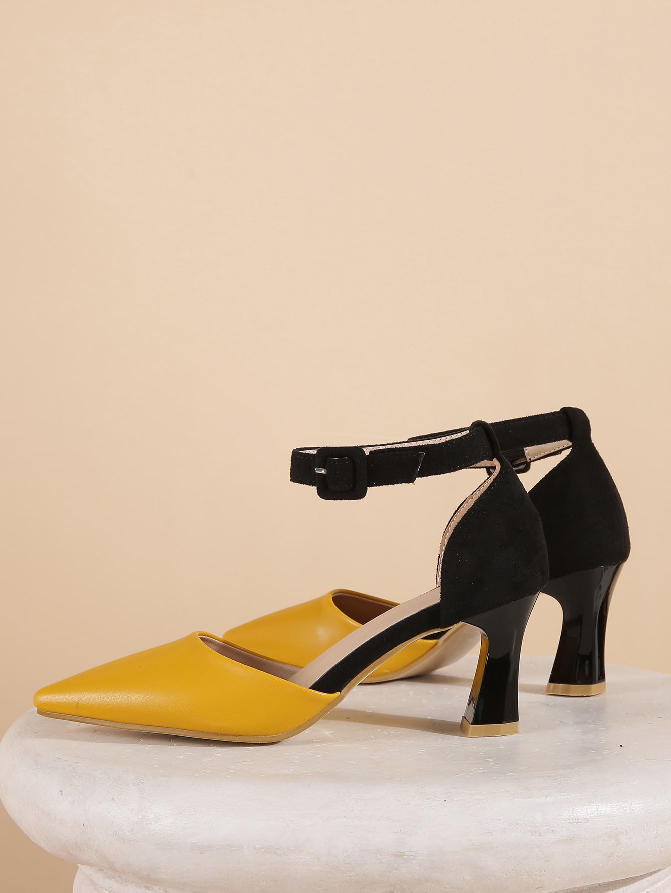 In Yellow Women Pumps