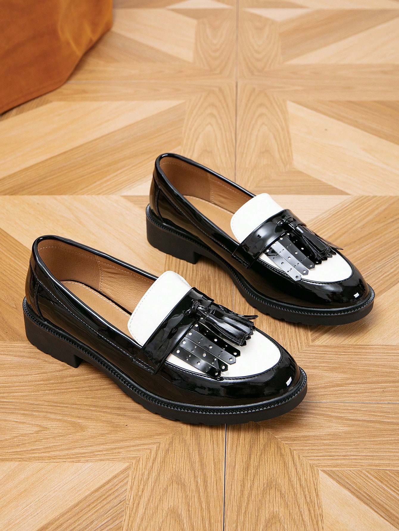 In Black and White Women Flats