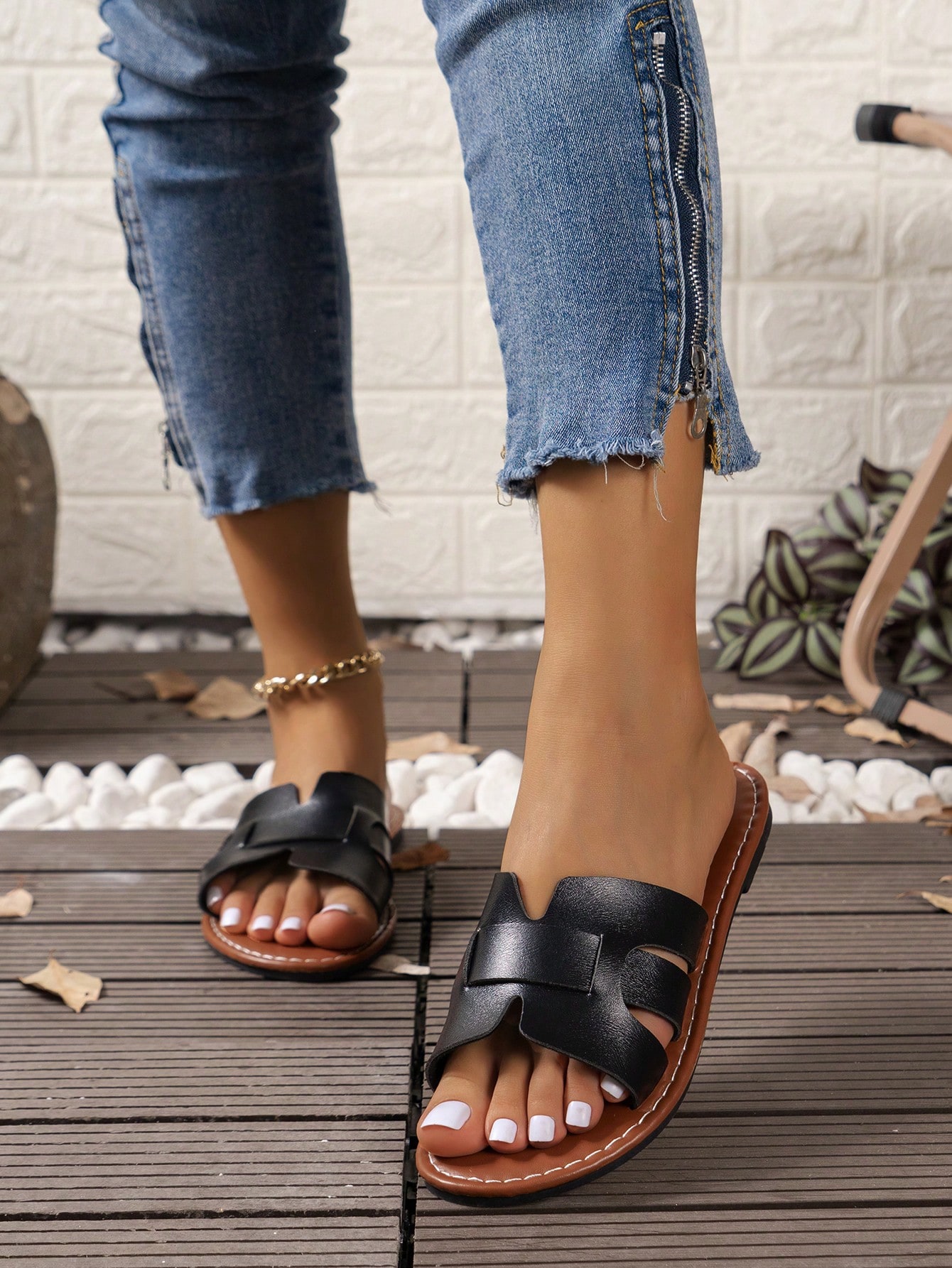 In Mocha Brown Women Flat Sandals