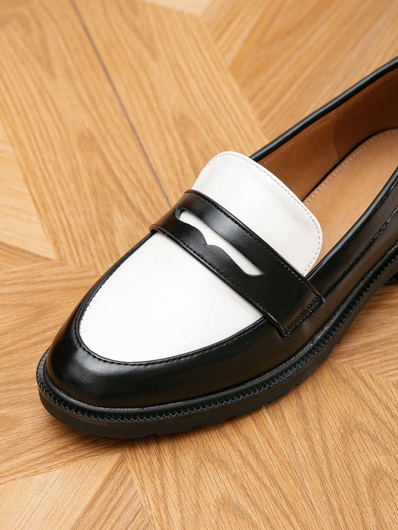 In Black and White Women Flats