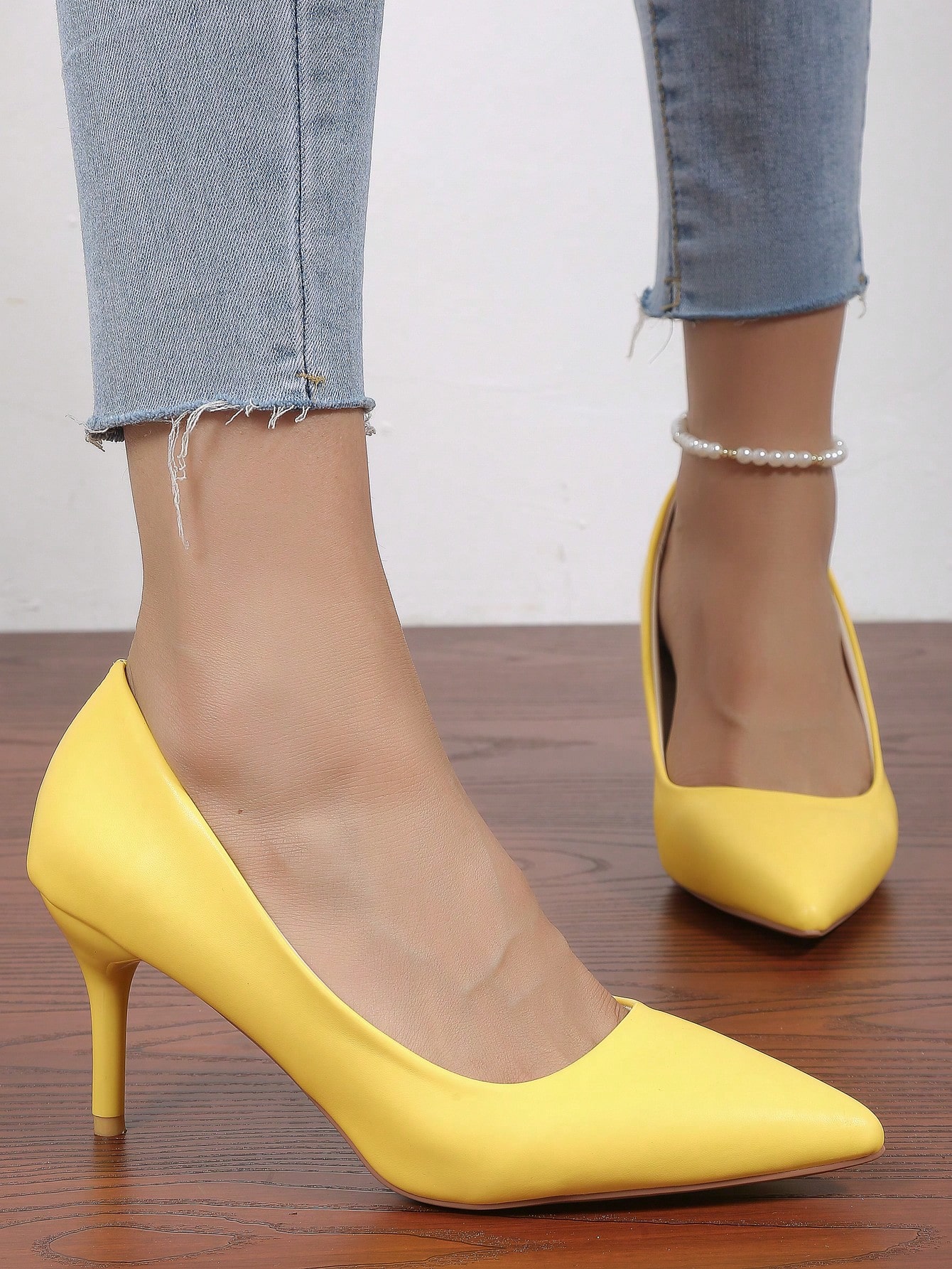 In Yellow Women Pumps