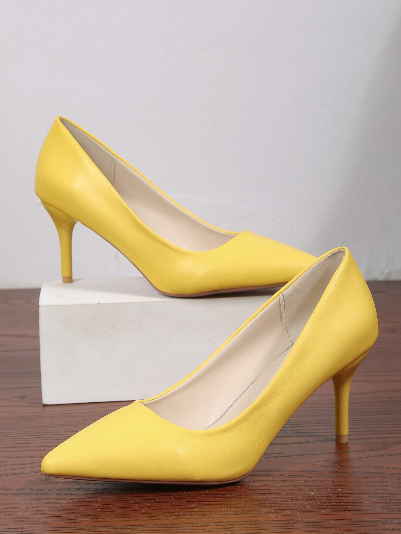 In Yellow Women Pumps