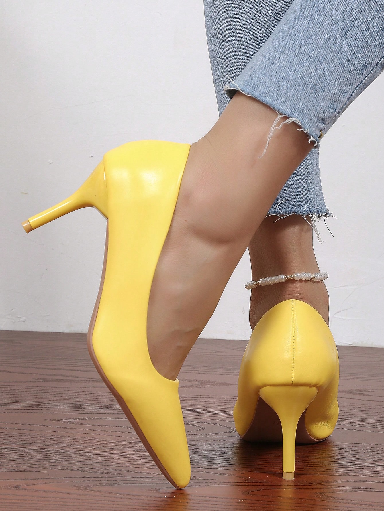 In Yellow Women Pumps