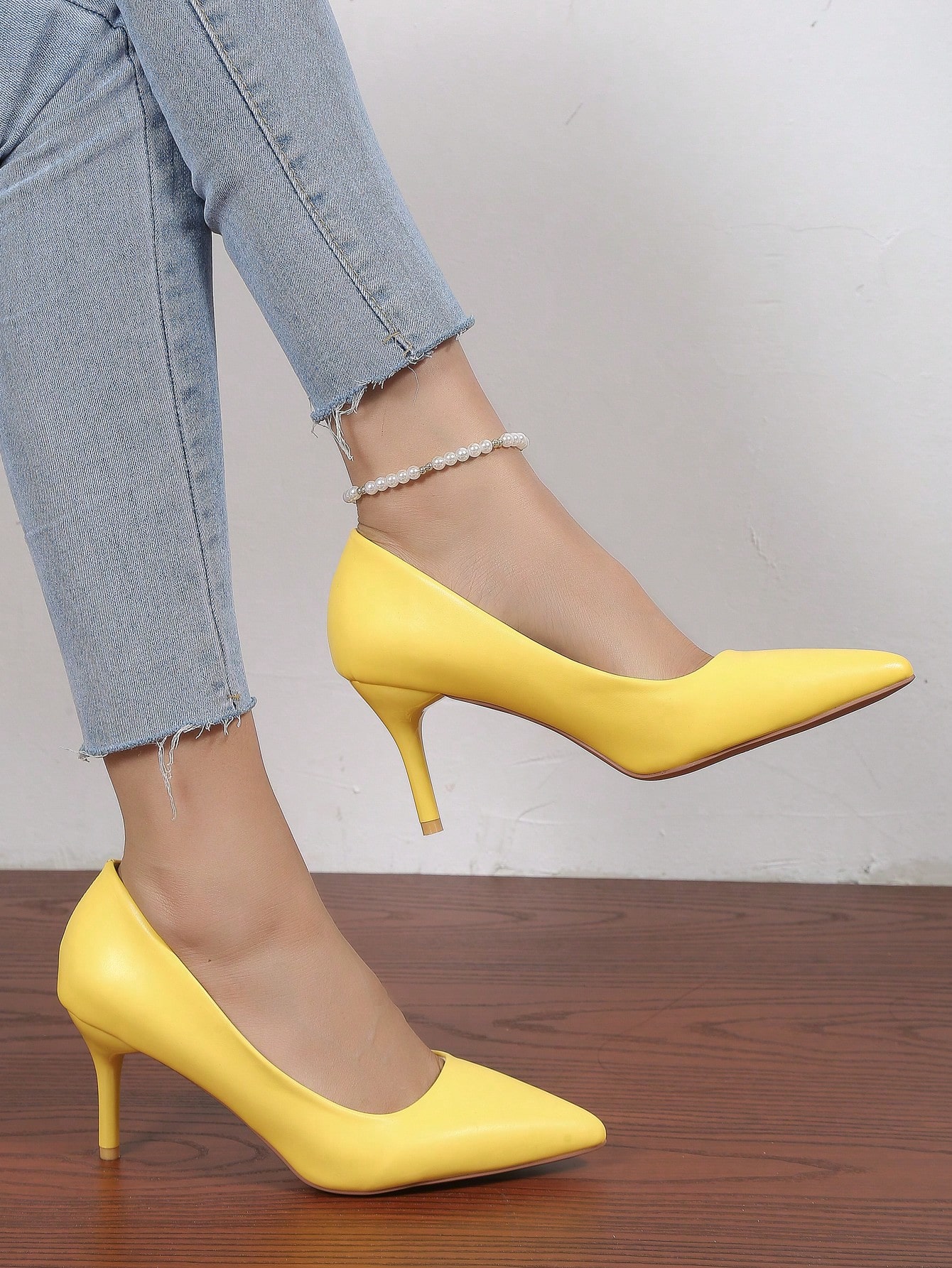 In Yellow Women Pumps