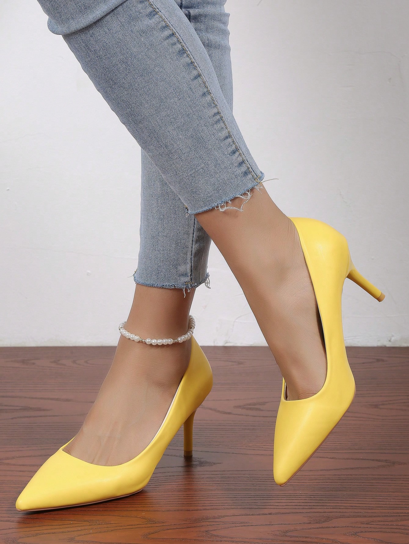 In Yellow Women Pumps