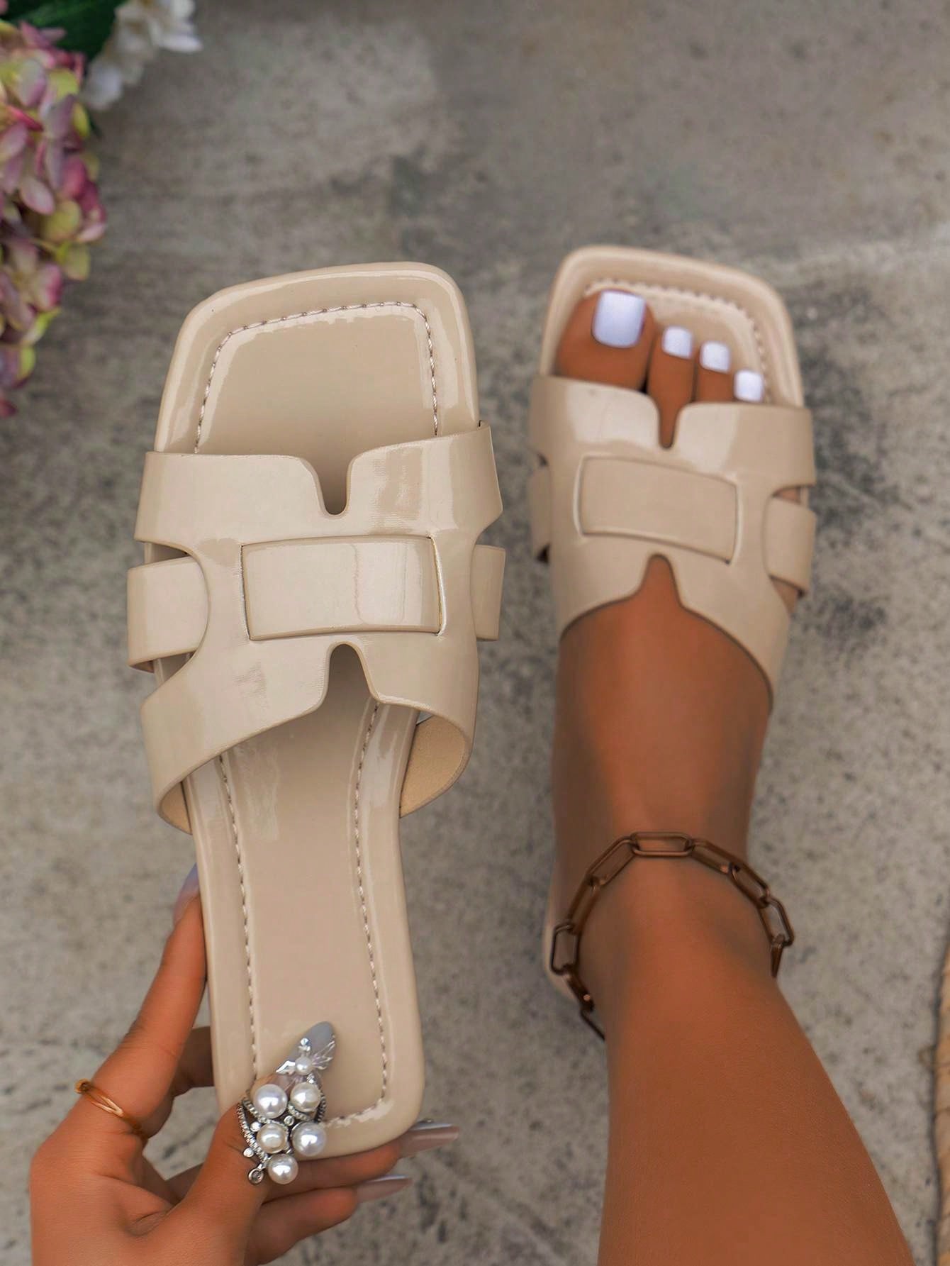 In Mocha Brown Women Flat Sandals