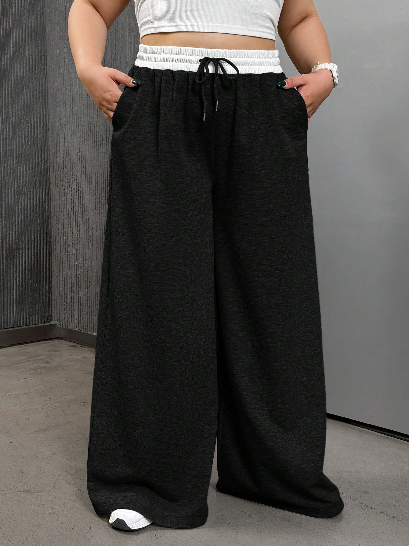 In Black Plus Size Sweatpants