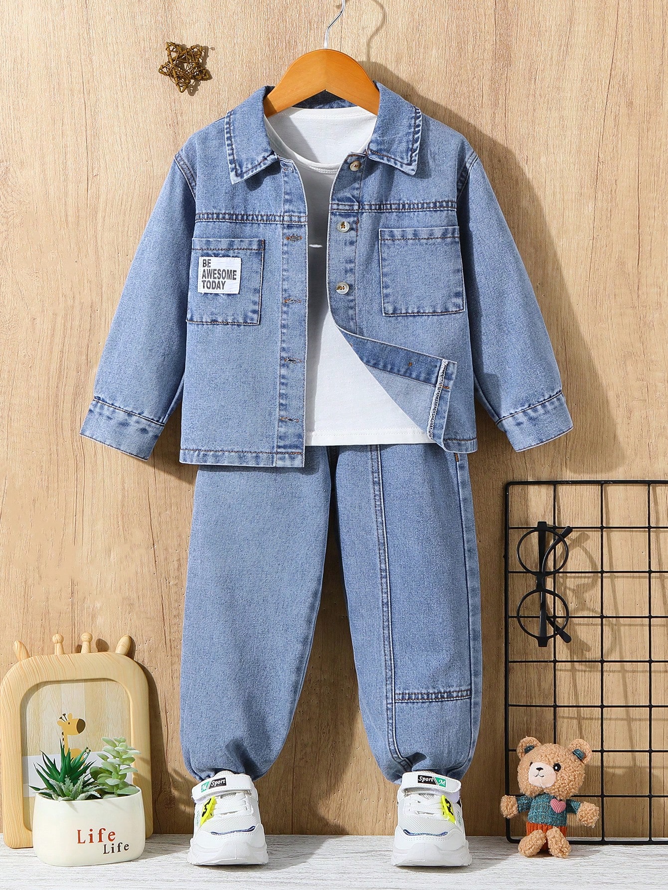 若い男の子のデニムツーピースの服装