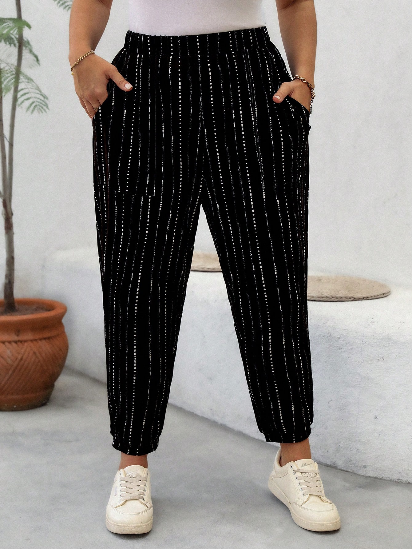 In Black Plus Size Sweatpants