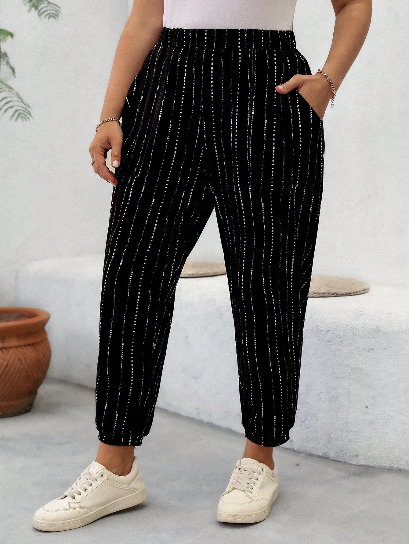 In Black Plus Size Sweatpants