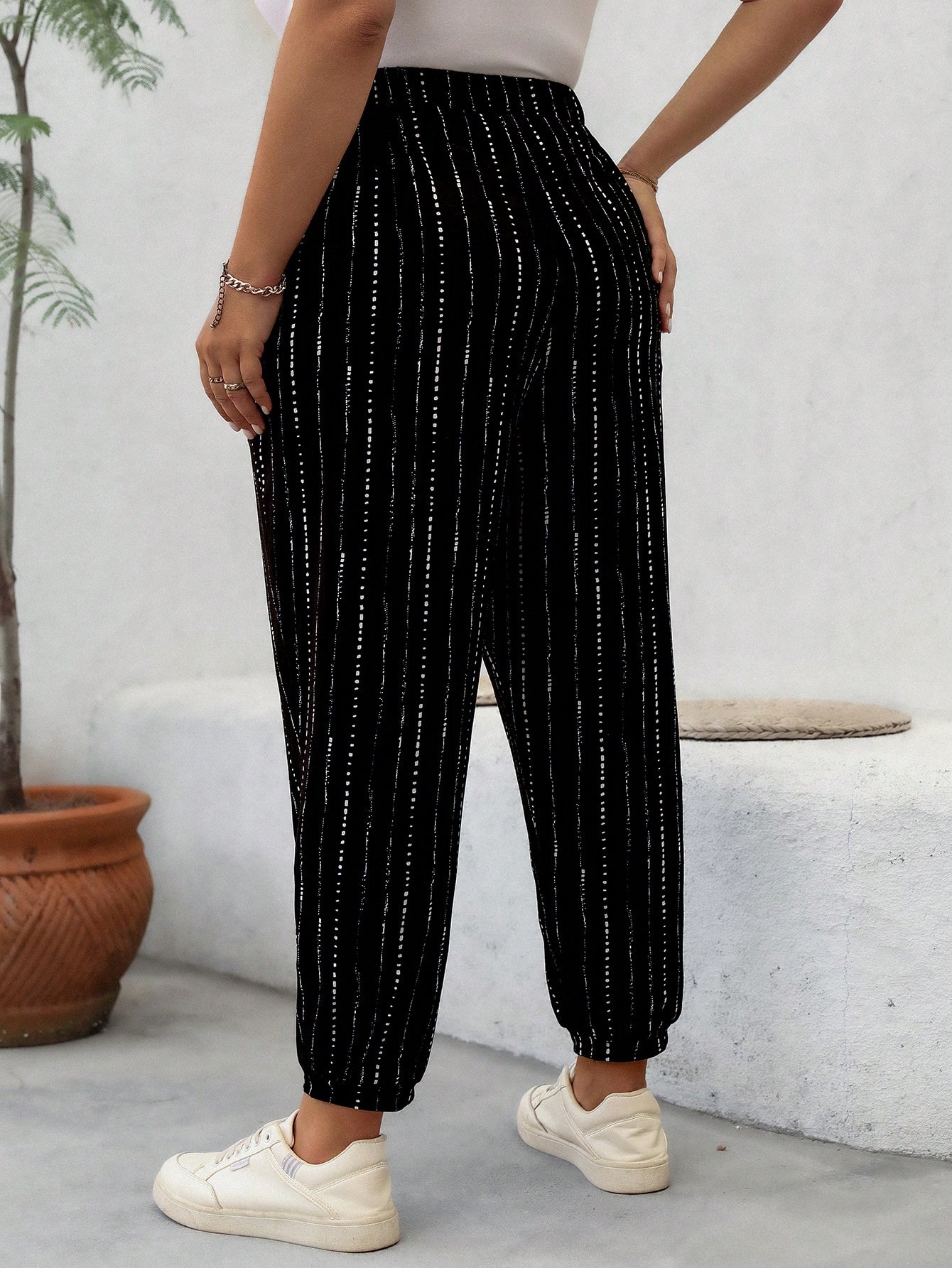 In Black Plus Size Sweatpants