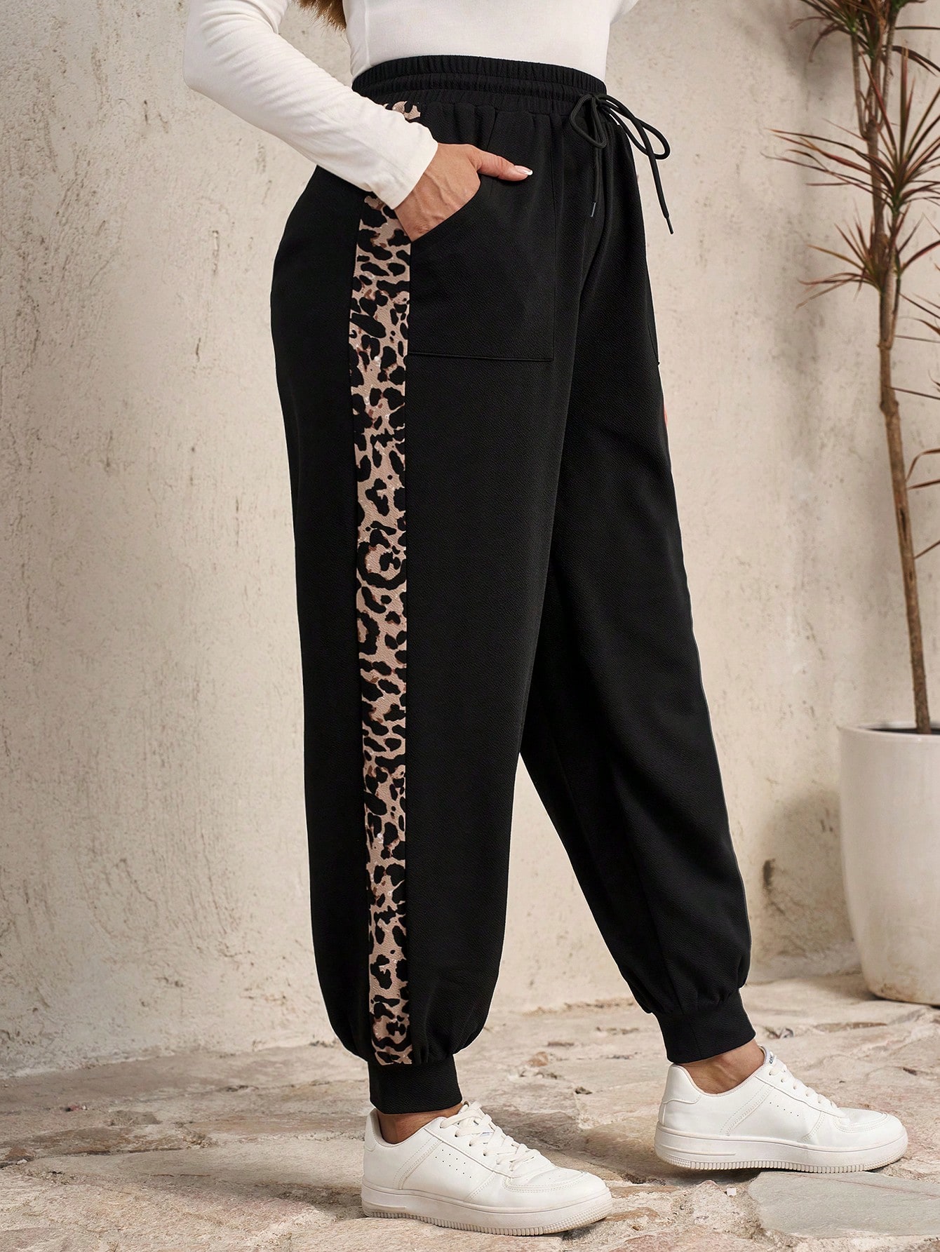 In Black Plus Size Sweatpants