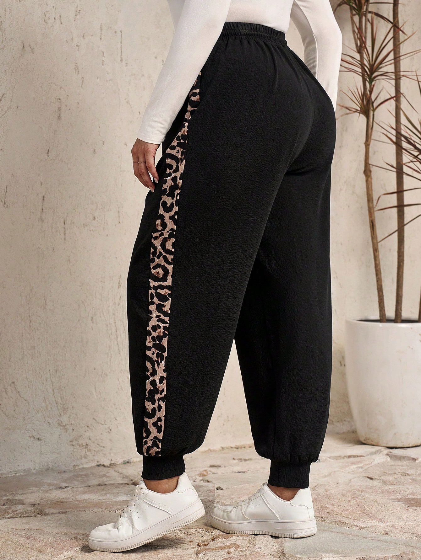 In Black Plus Size Sweatpants