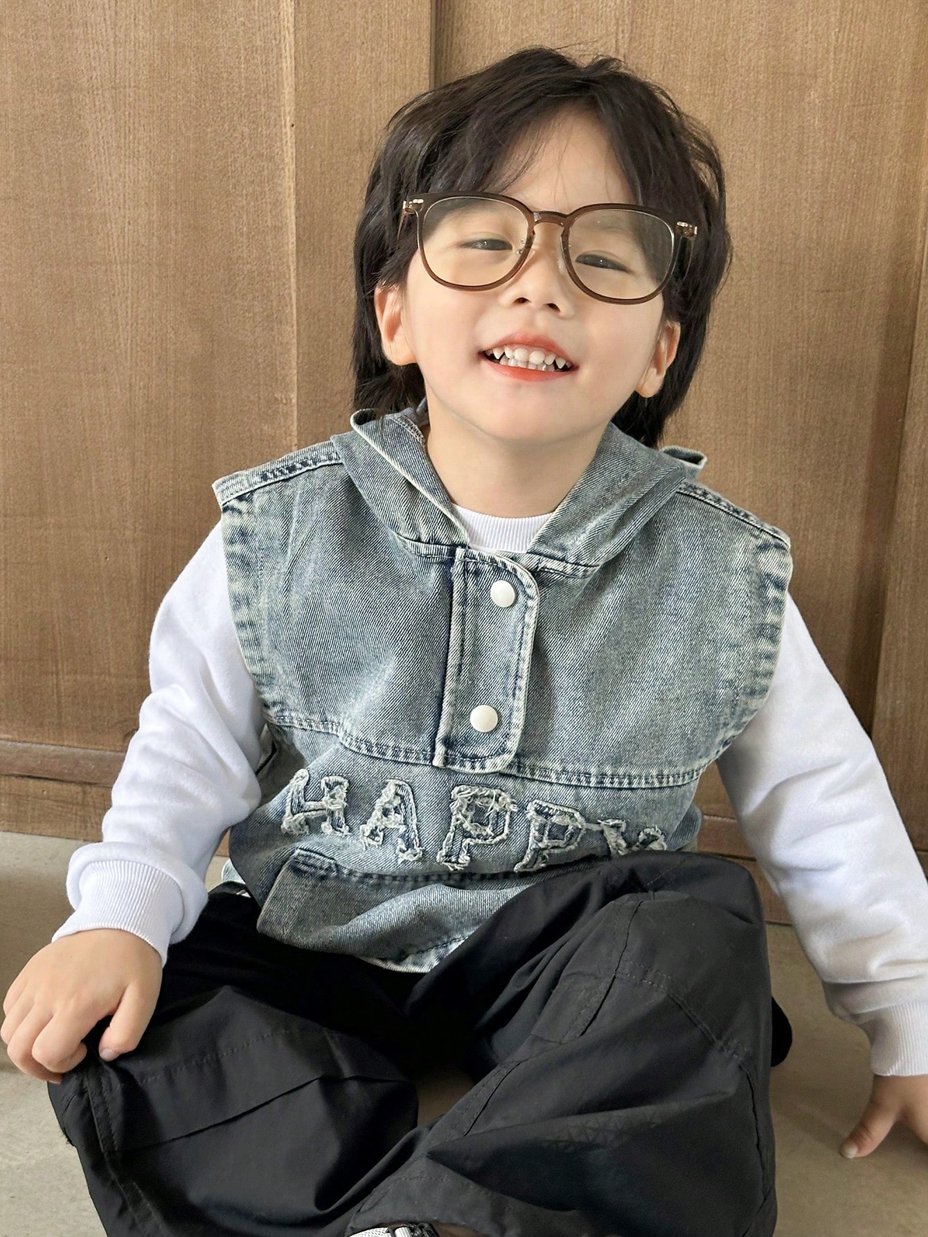 若い男の子のデニムツーピースの服装