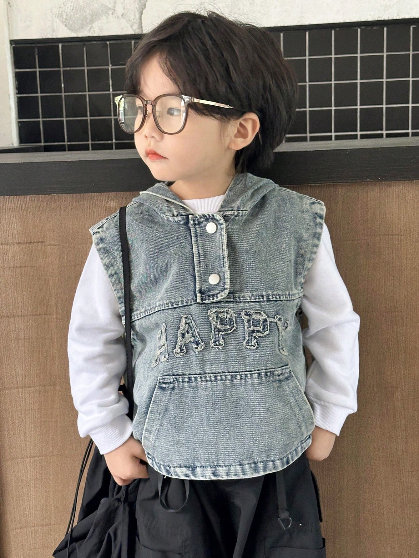 若い男の子のデニムツーピースの服装