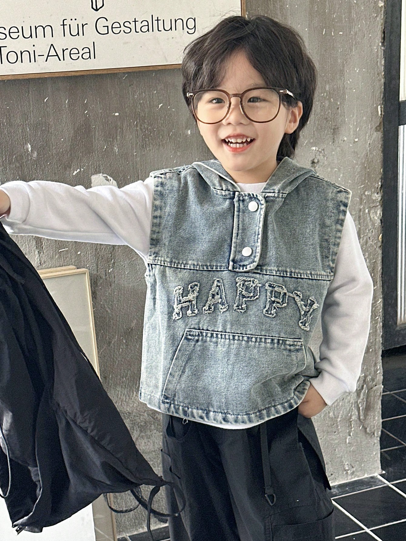 若い男の子のデニムツーピースの服装