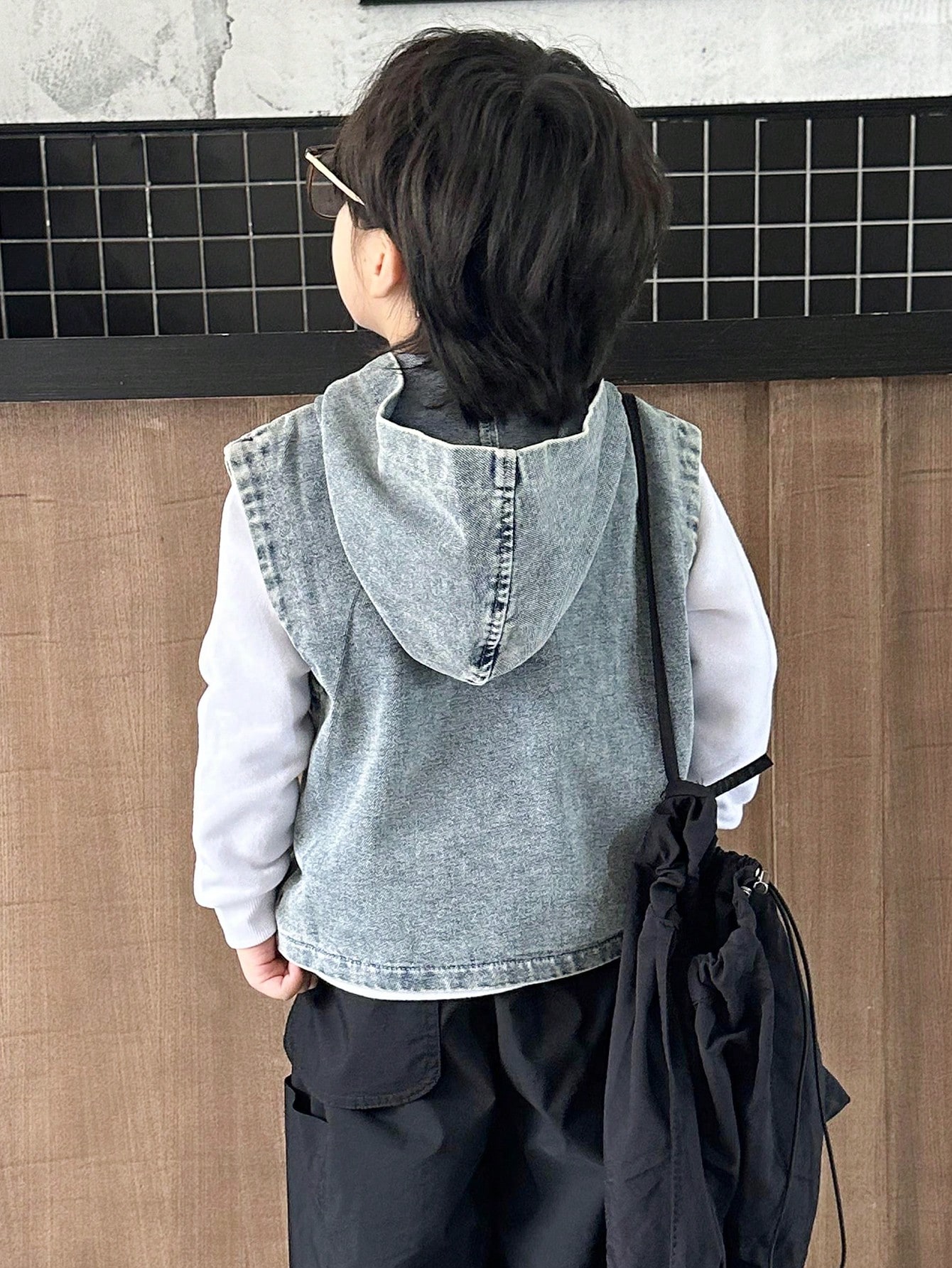 若い男の子のデニムツーピースの服装