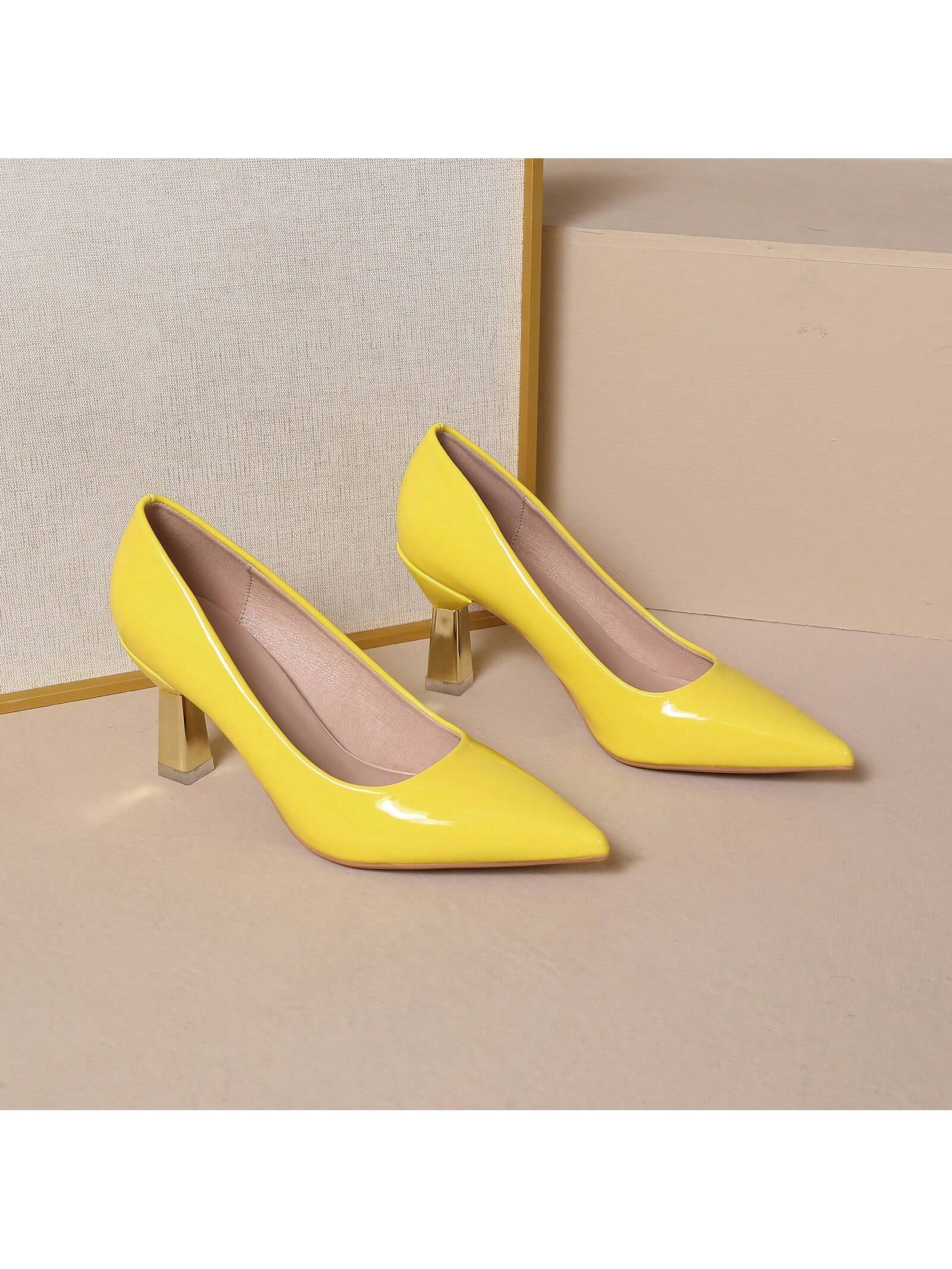 In Yellow Women Pumps