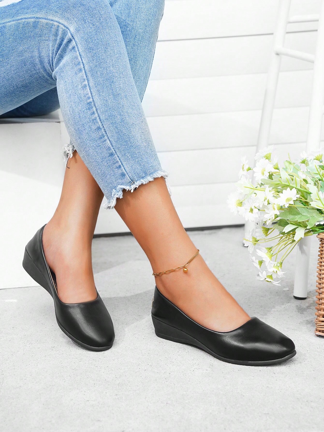 In Black Women Flats