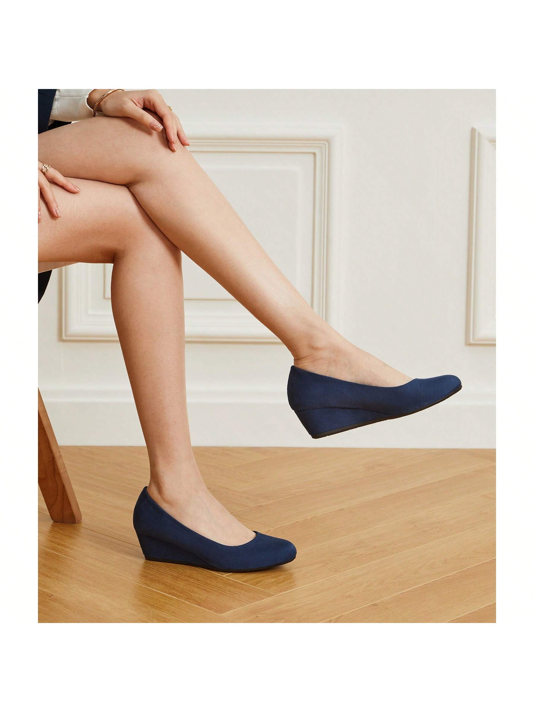 In Navy Blue Women Pumps