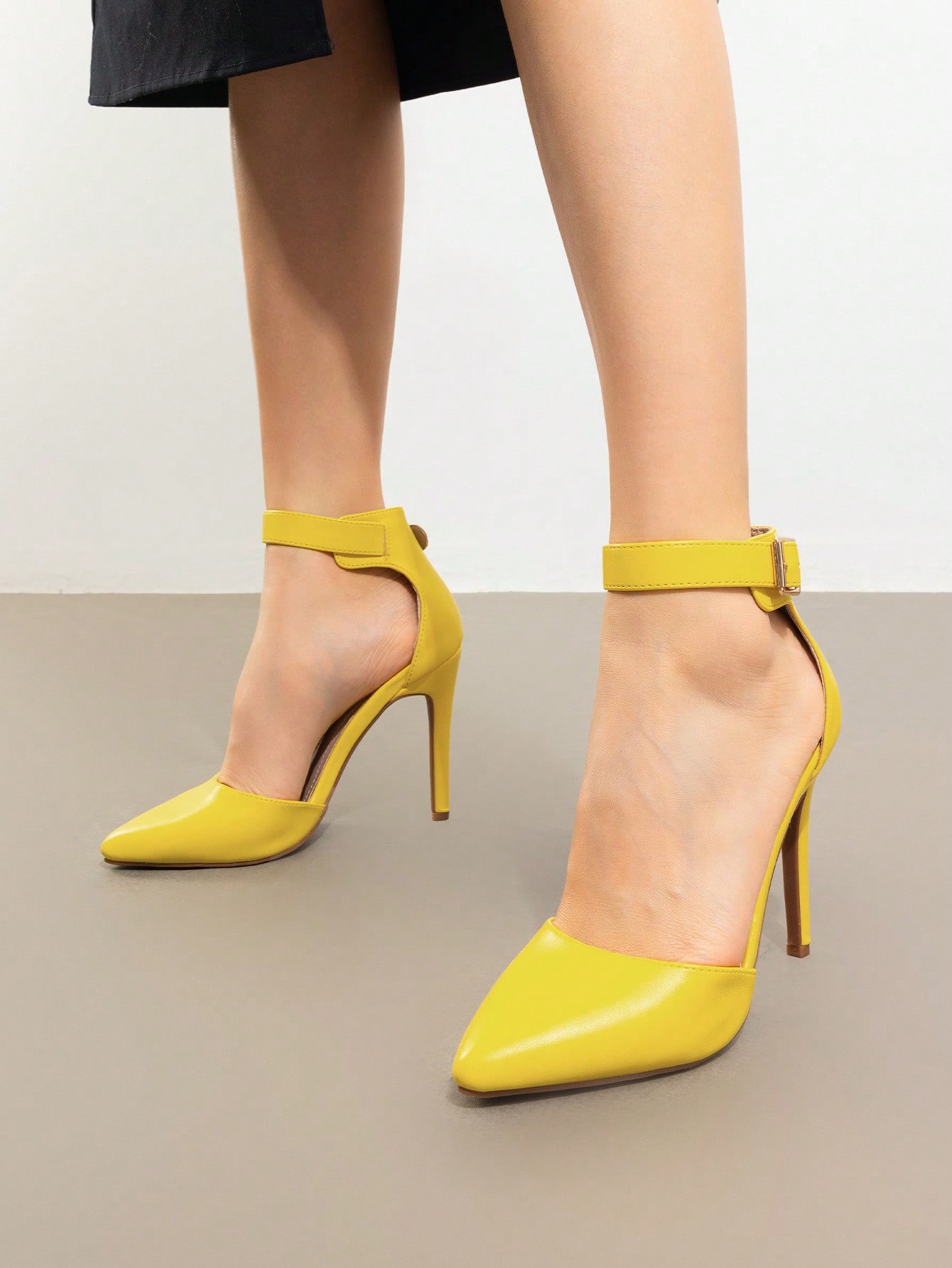 In Yellow Women Pumps