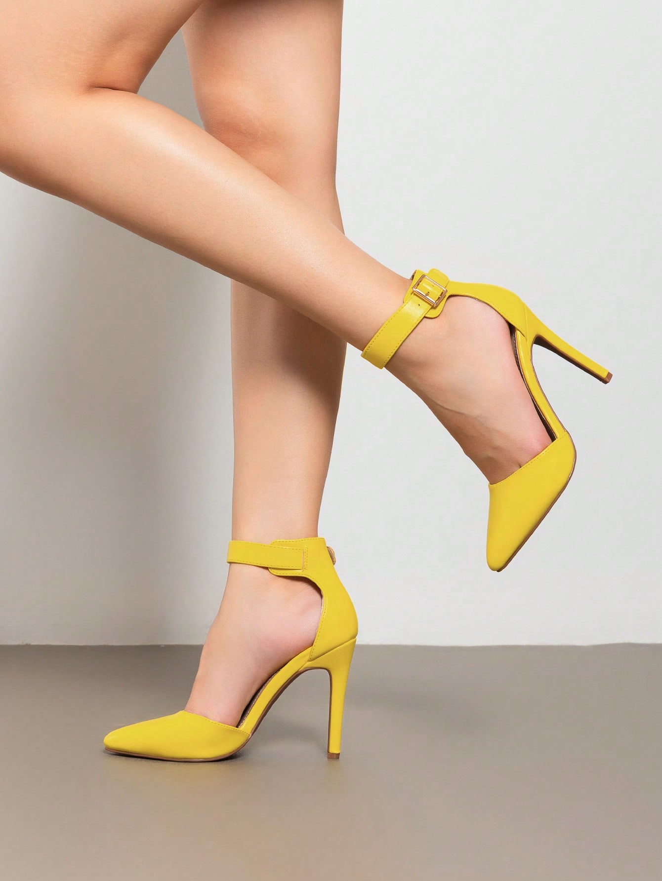 In Yellow Women Pumps