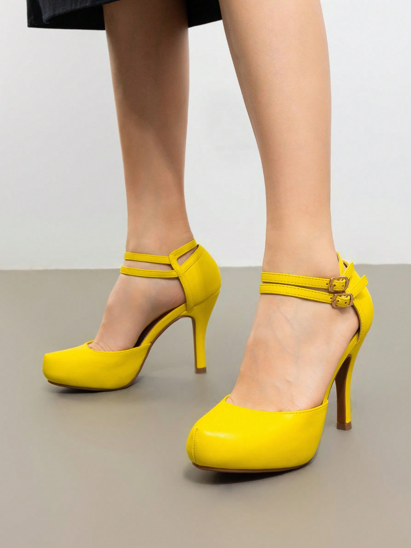 In Yellow Women Pumps