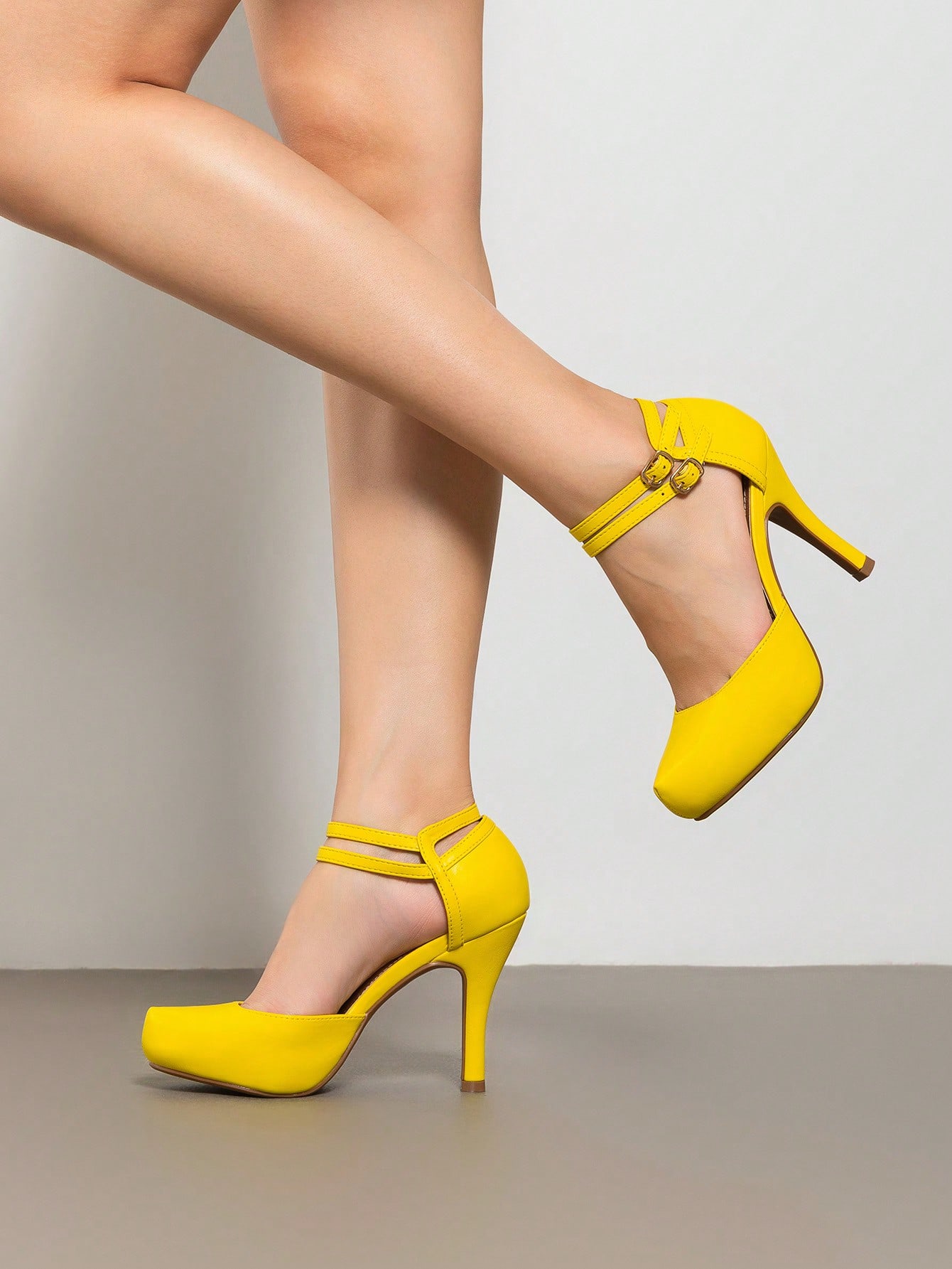 In Yellow Women Pumps