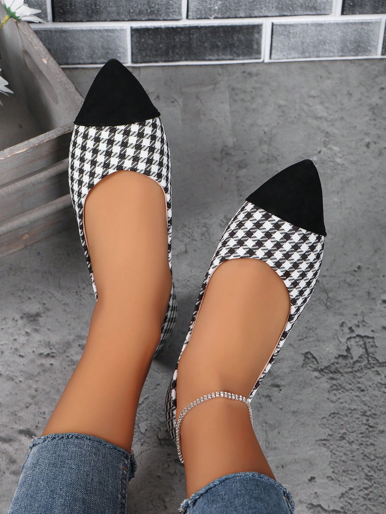 In Black and White Women Flats