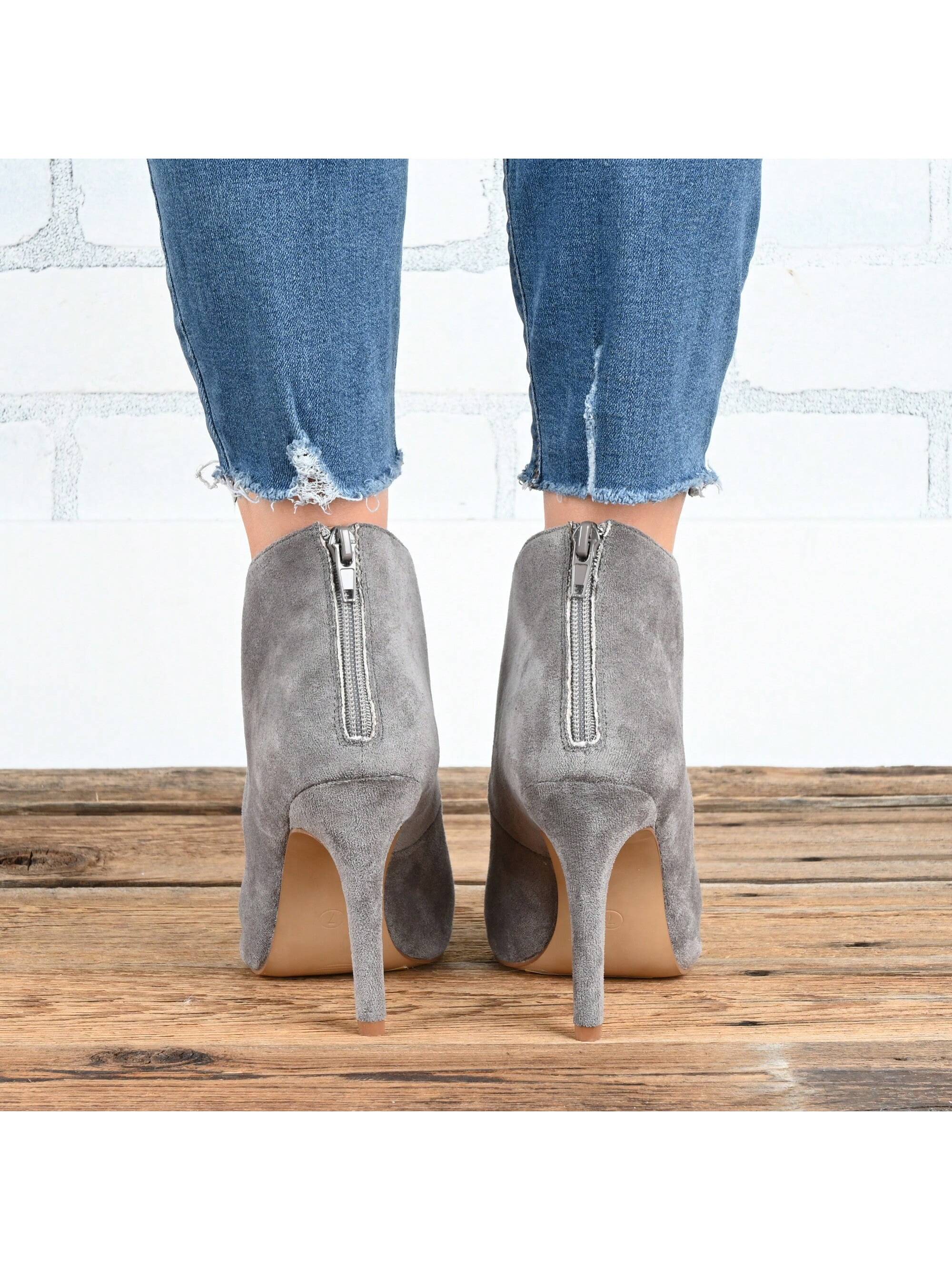 In Grey Women Pumps