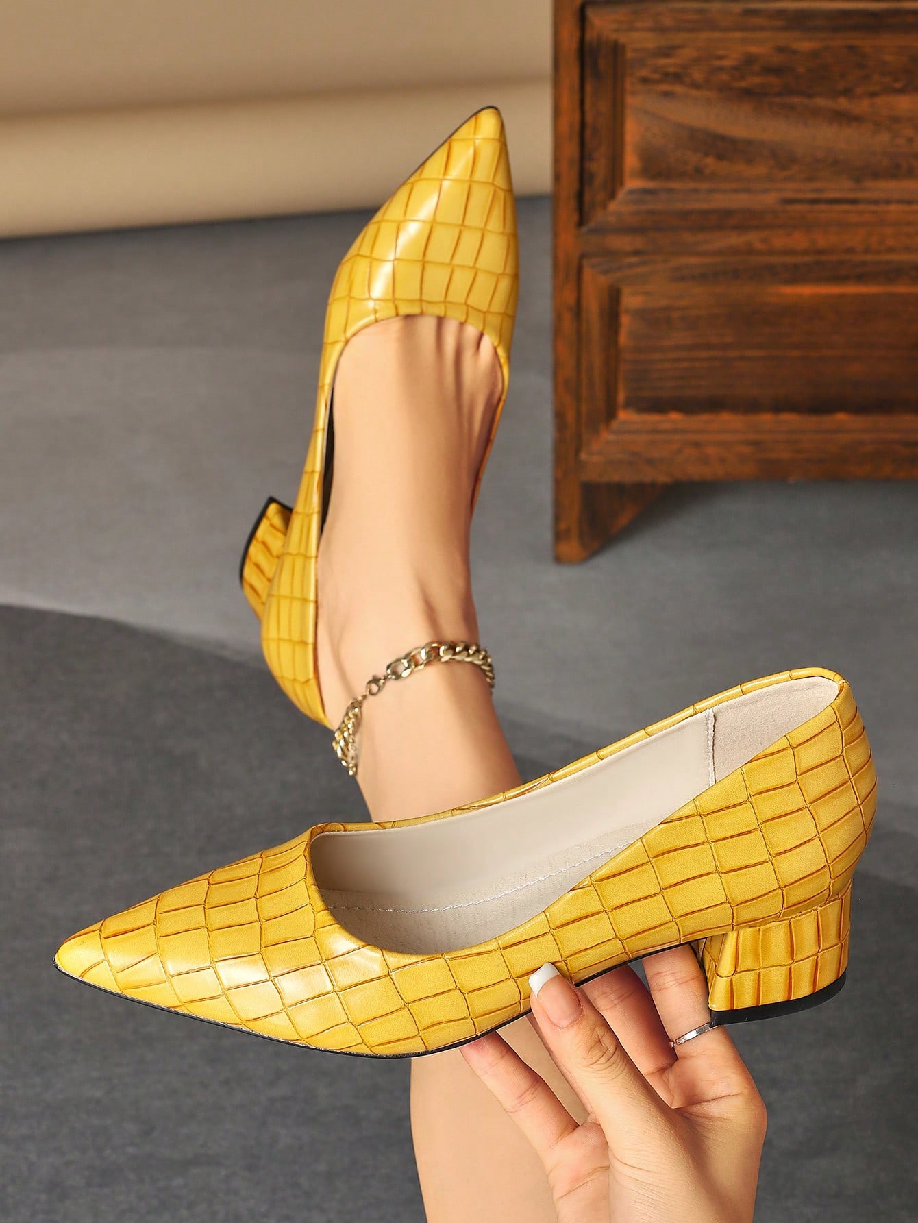 In Yellow Women Pumps