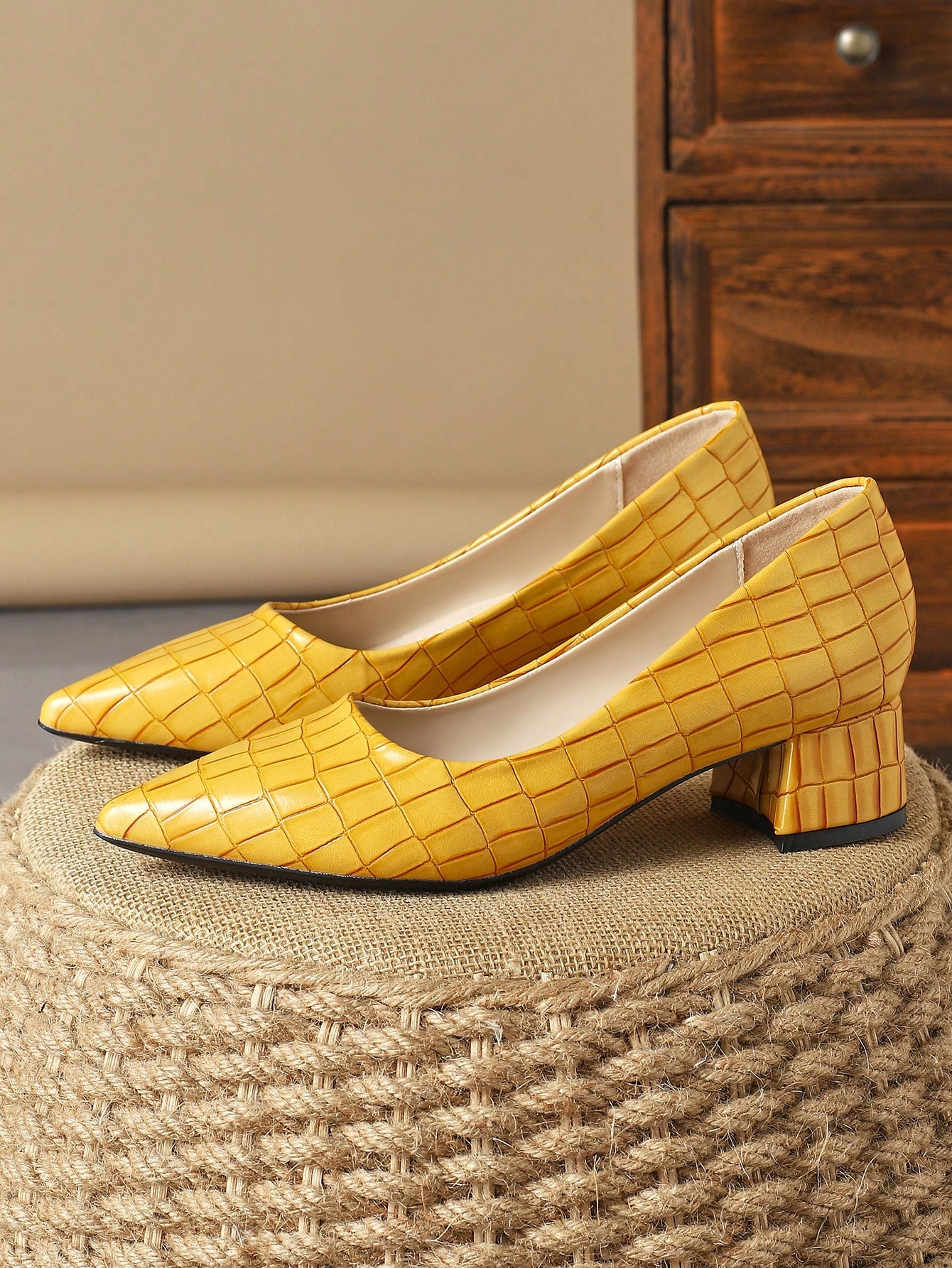 In Yellow Women Pumps