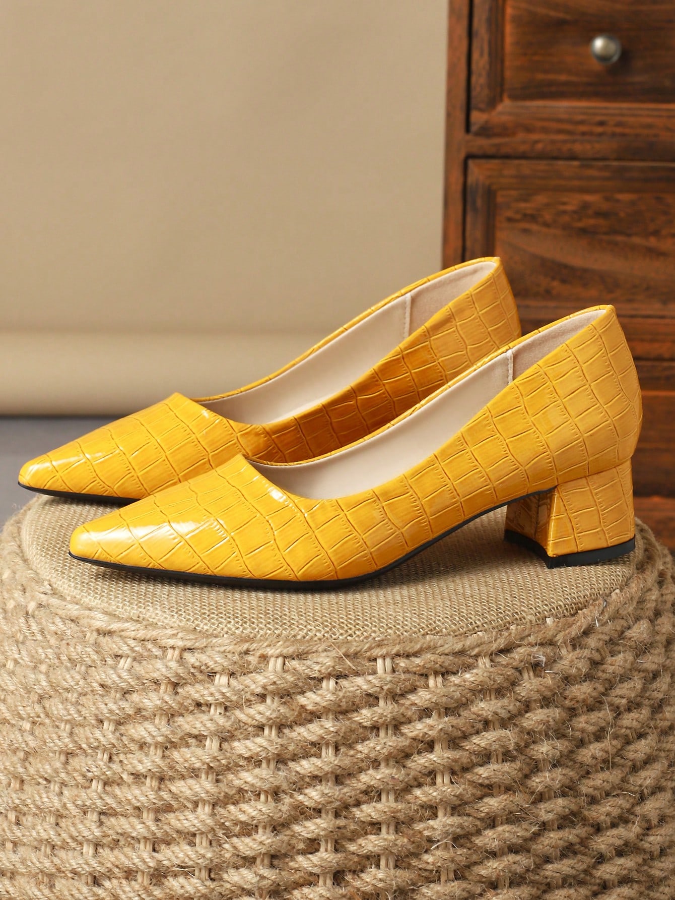 In Yellow Women Pumps