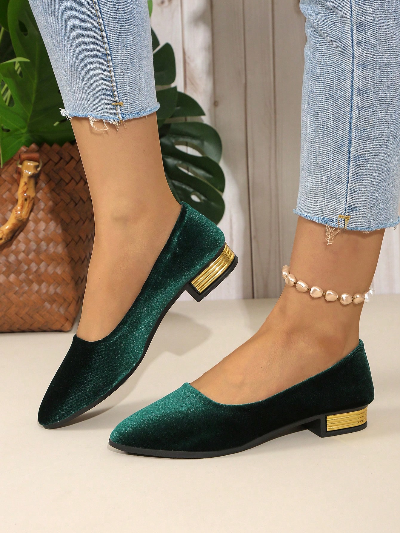 In Green Women Flats