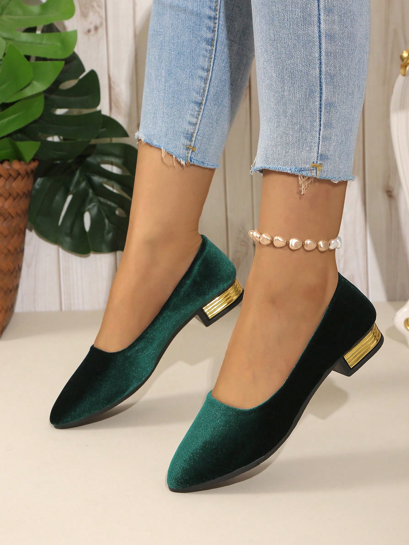 In Green Women Flats