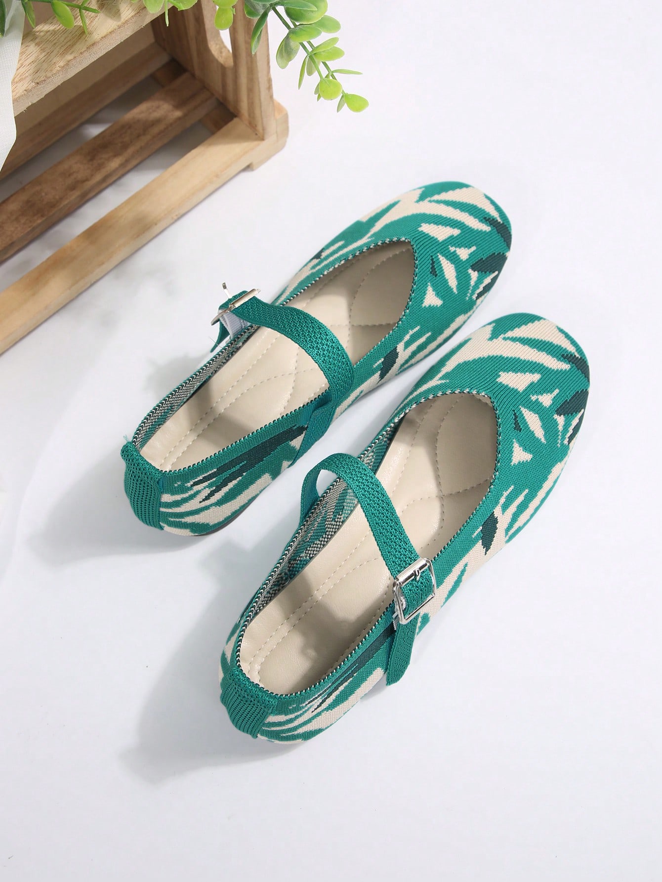 In Green Women Flats