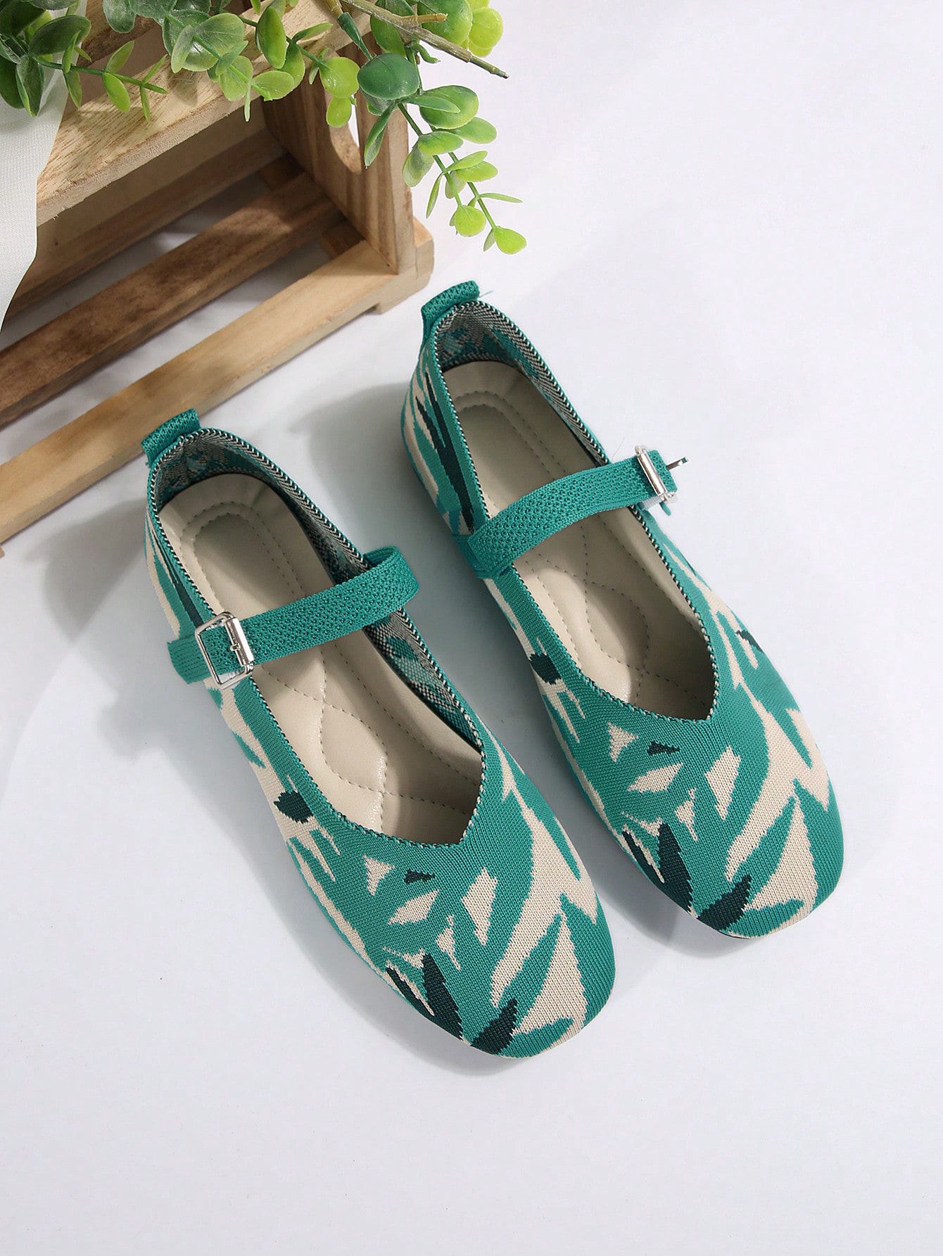 In Green Women Flats