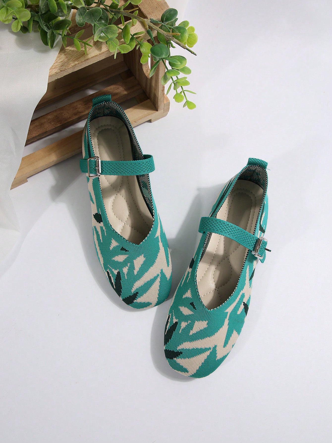 In Green Women Flats