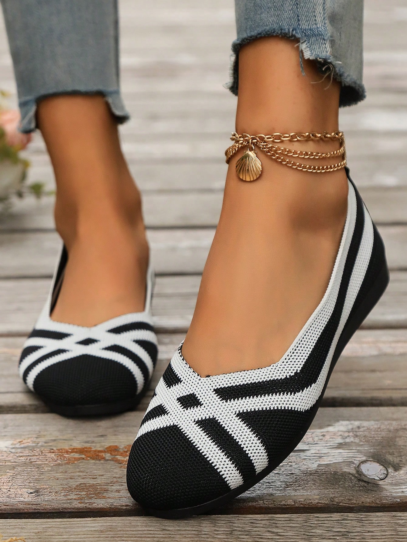 In Black and White Women Flats