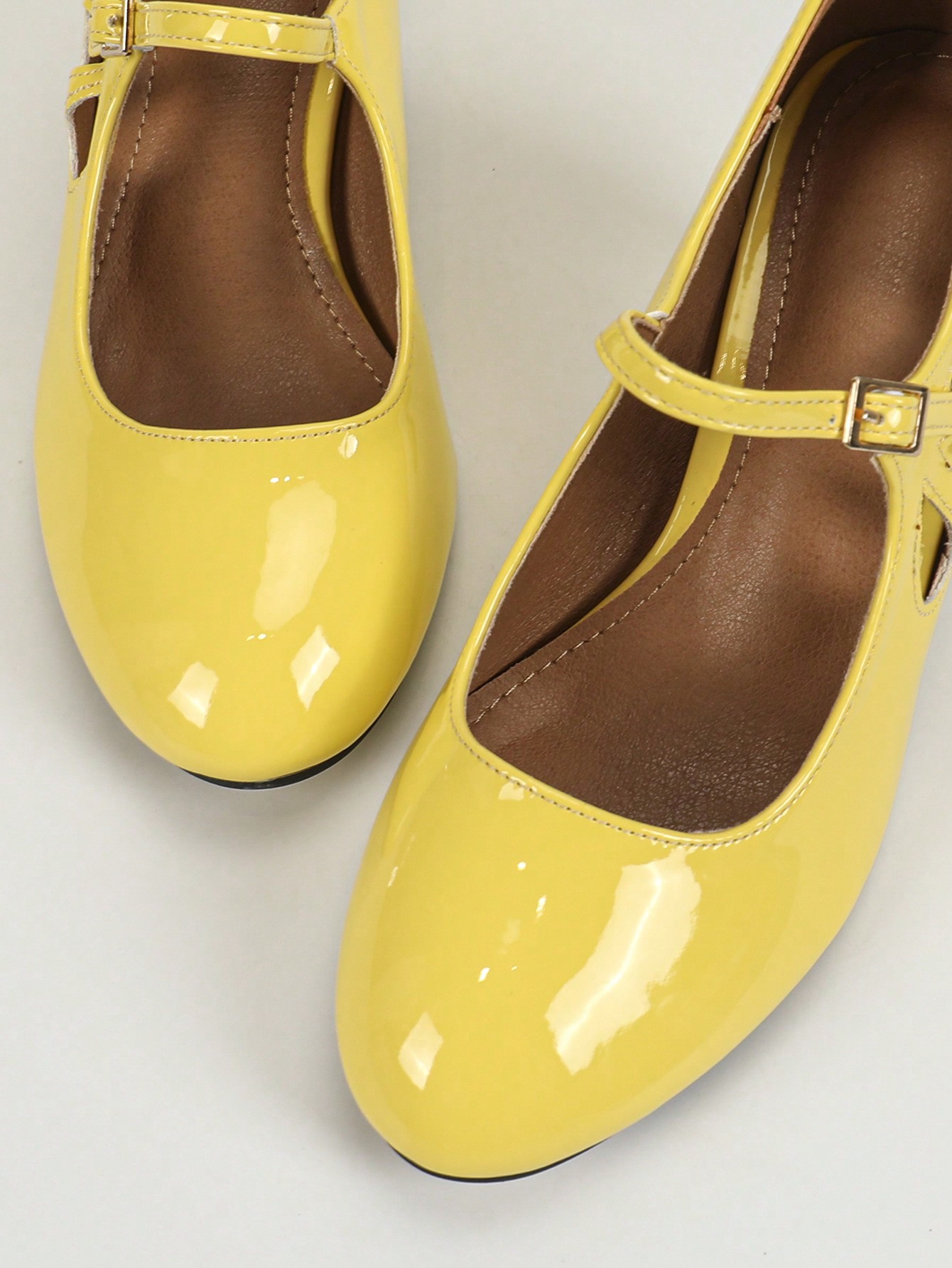 In Yellow Women Pumps