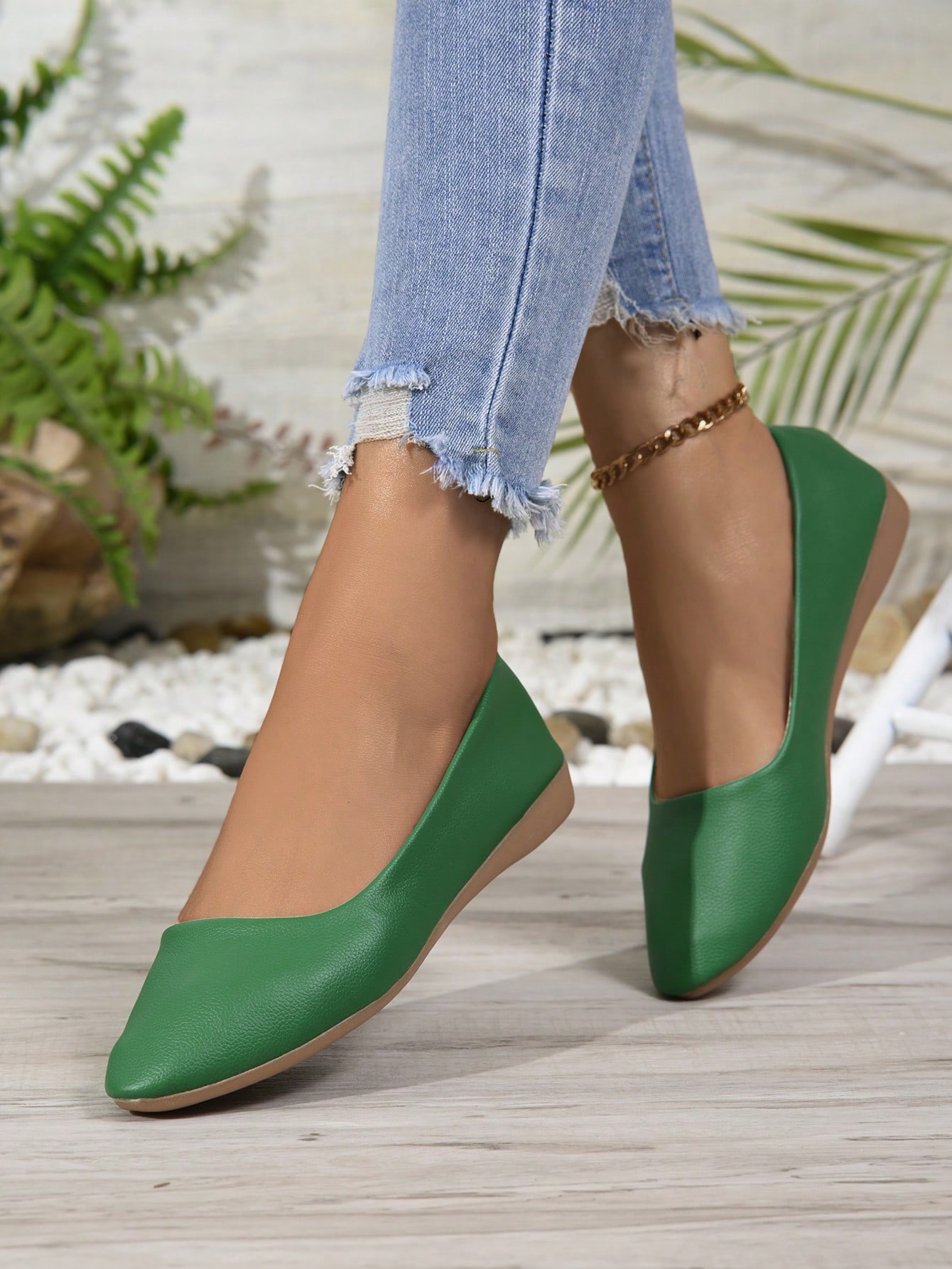 In Green Women Flats