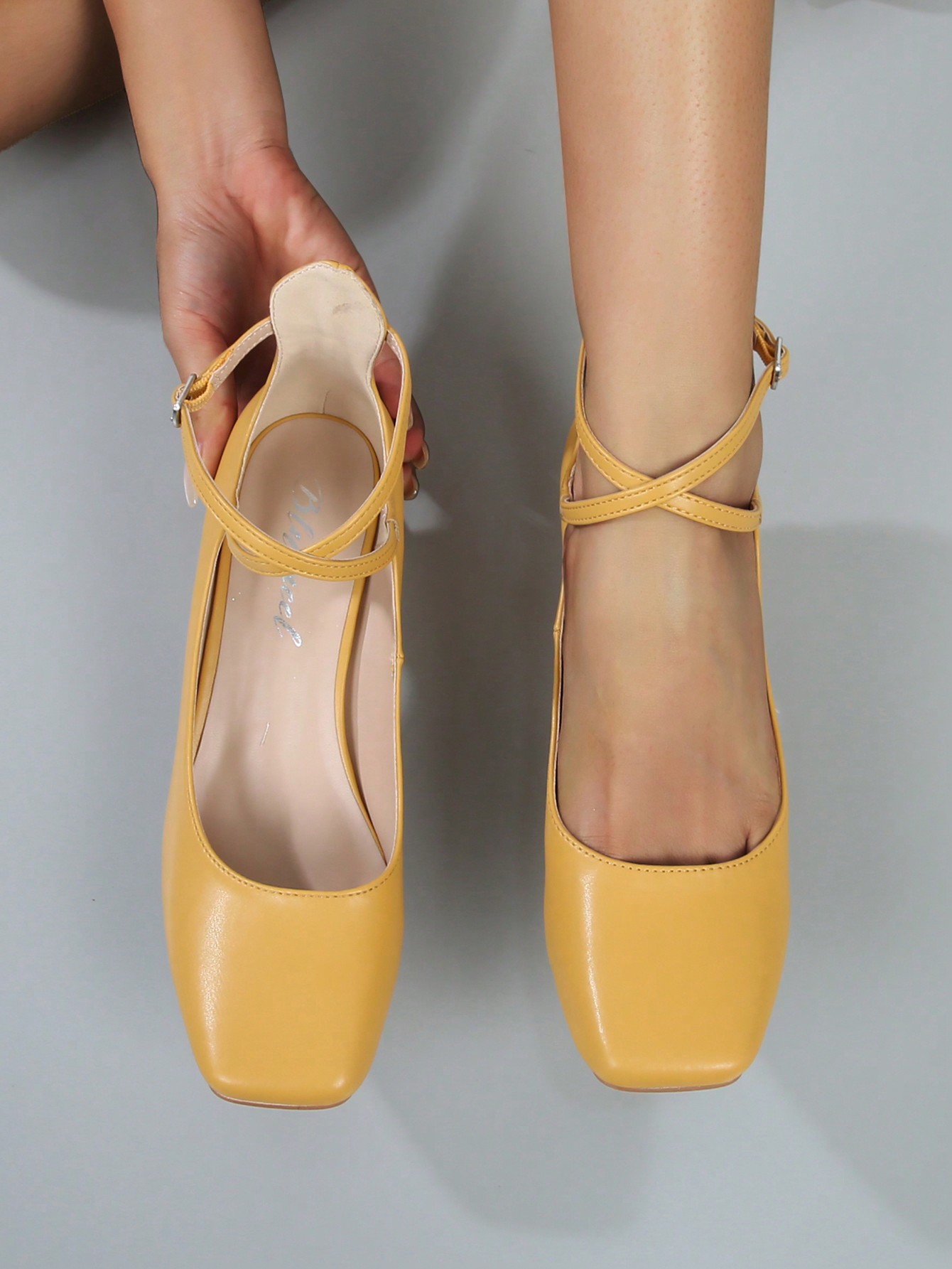 In Yellow Women Pumps