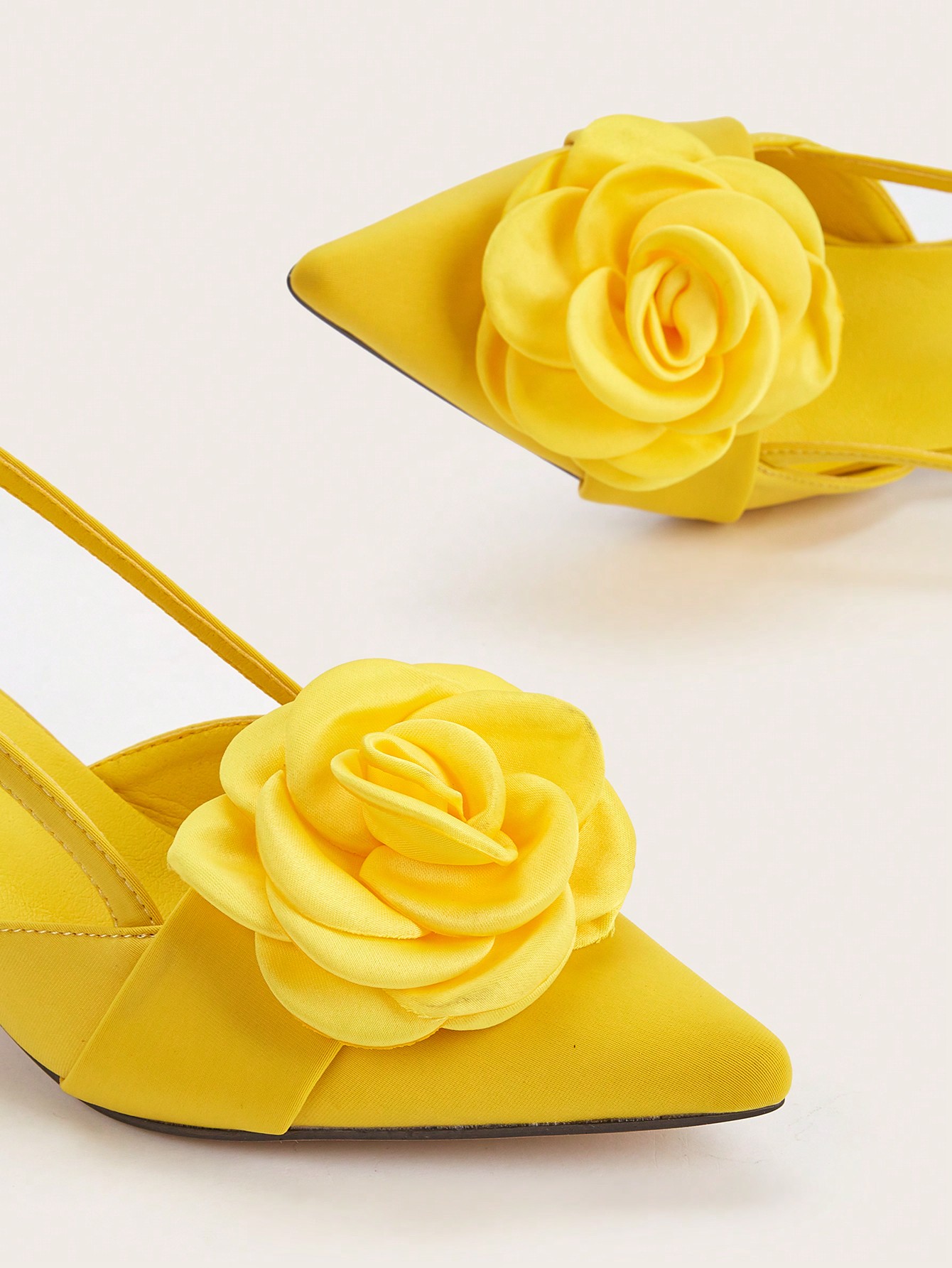 In Yellow Women Pumps