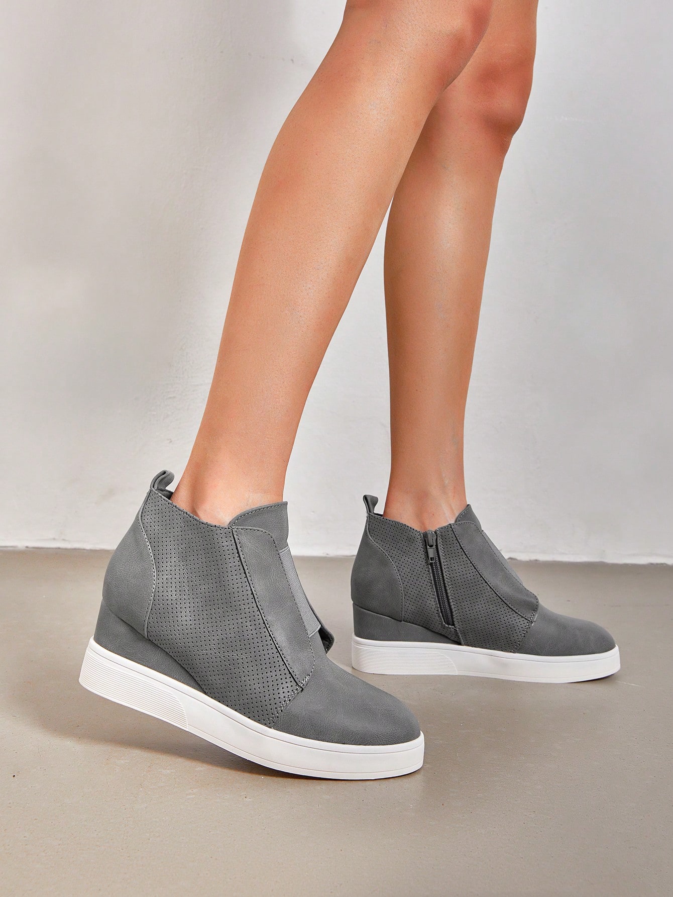 In Grey Women Ankle Boots & Booties