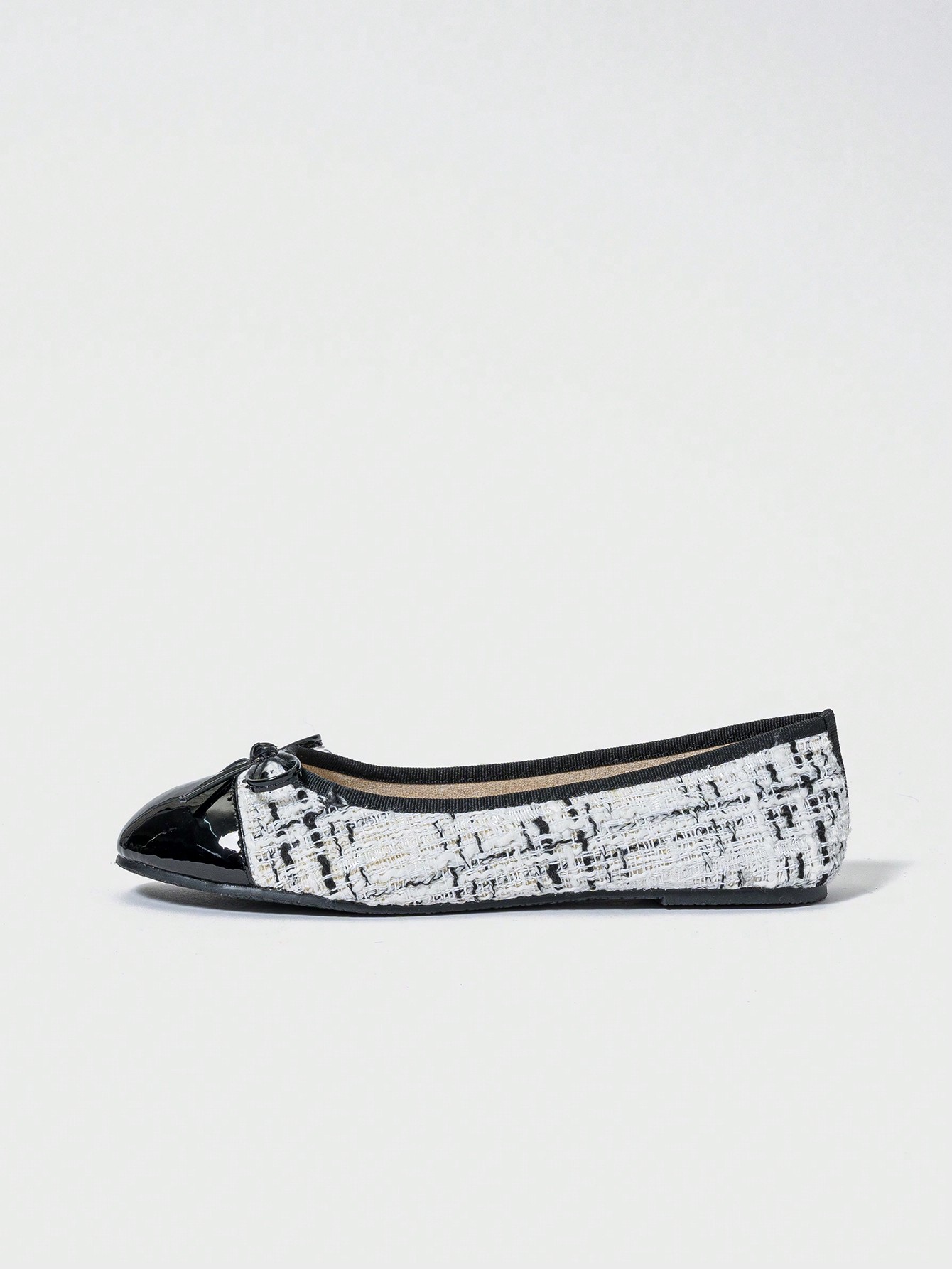 In Black and White Women Flats