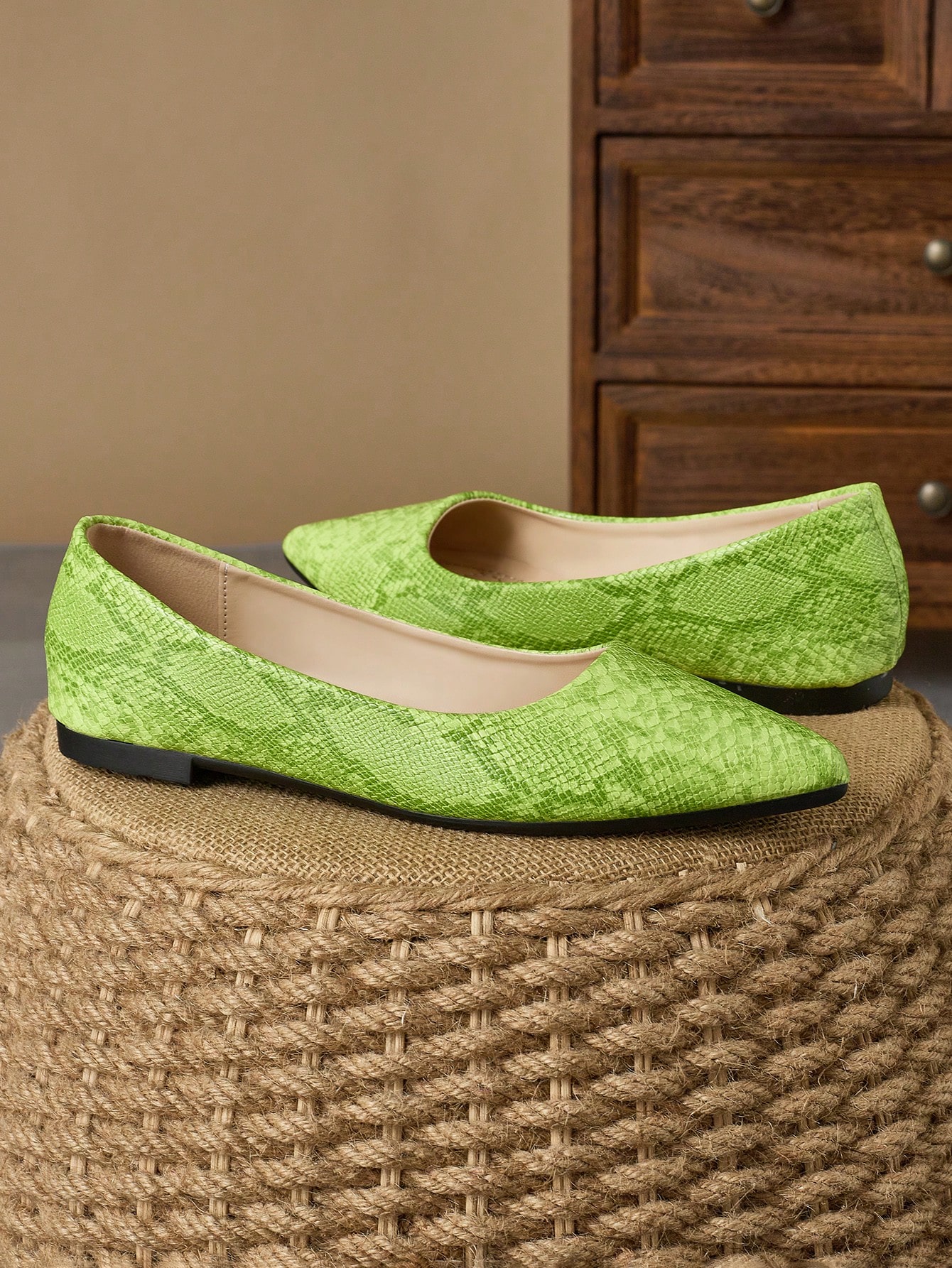 In Green Women Flats