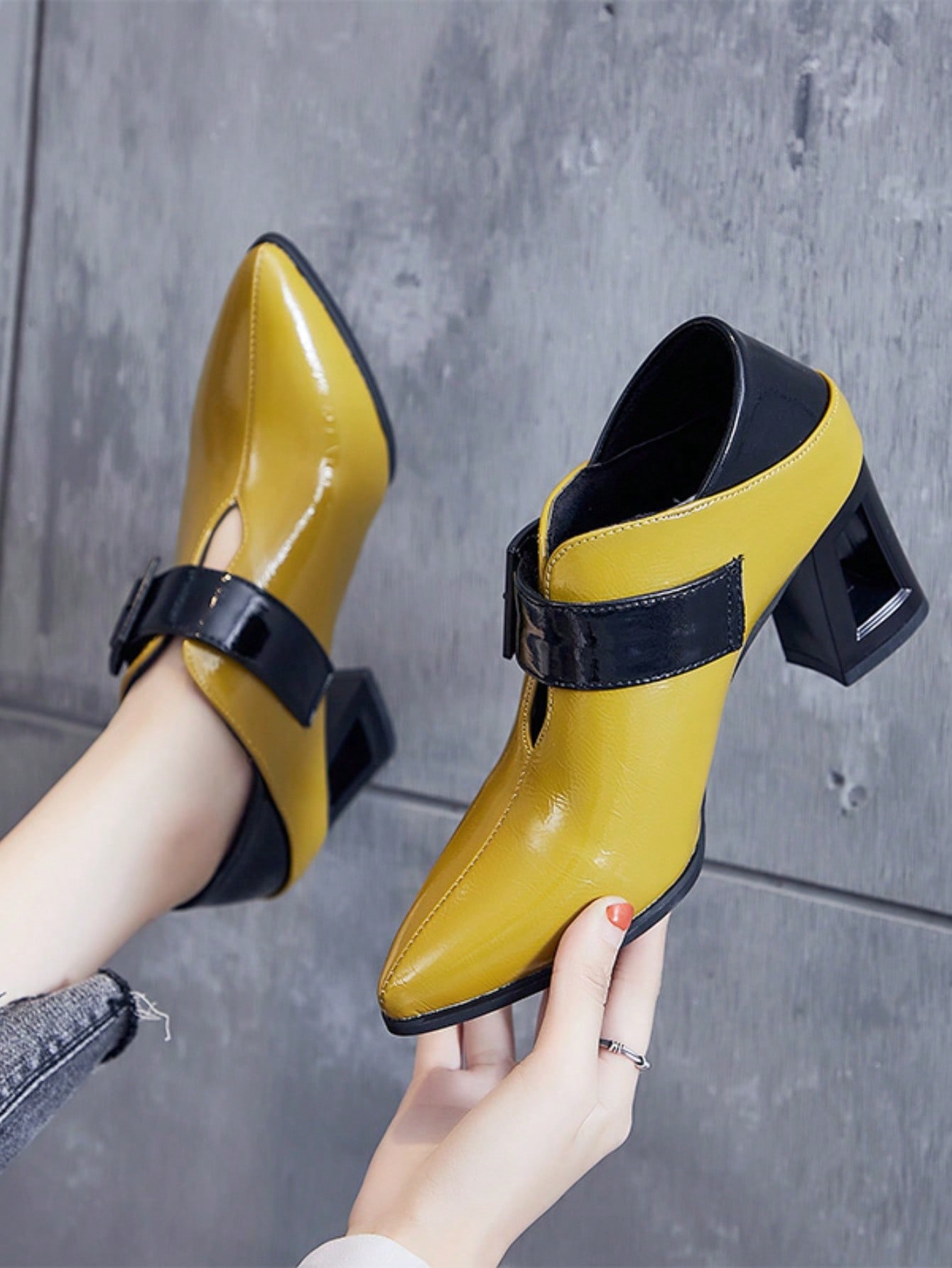 In Yellow Women Pumps